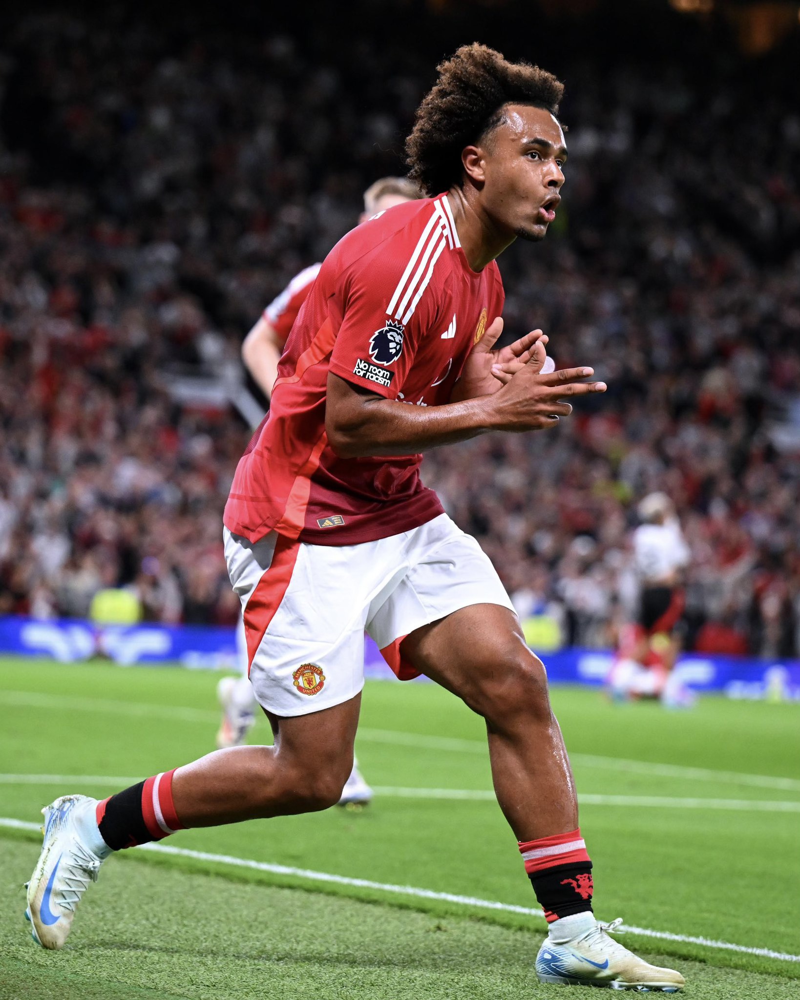 Joshua Zirkzee scores on his Man United debut at Old Trafford 👏