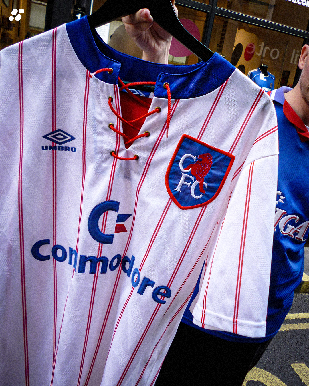 This Chelsea shirt deserves its flowers 🤌 1992-94 away. Iconic