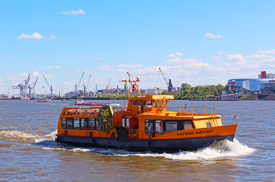 Hamburg - Das HADAG-Schiff Wolfgang Borchert vor den St. Pauli ...