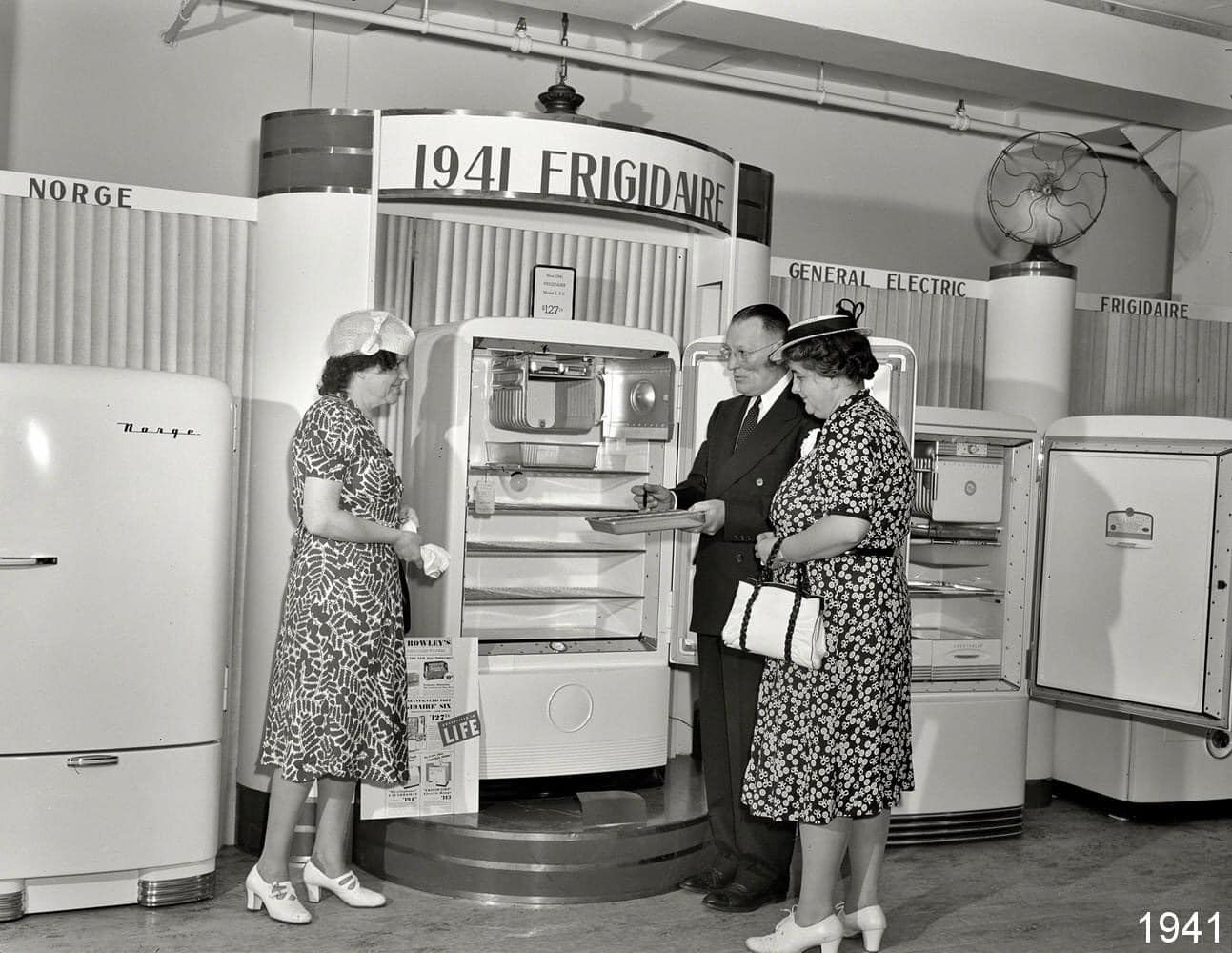 冷蔵庫・冷凍庫 1941's Vintage GE Refigerator  U.S Shopping for a fridge in 1941 Dressed nicely in sensible shoes and