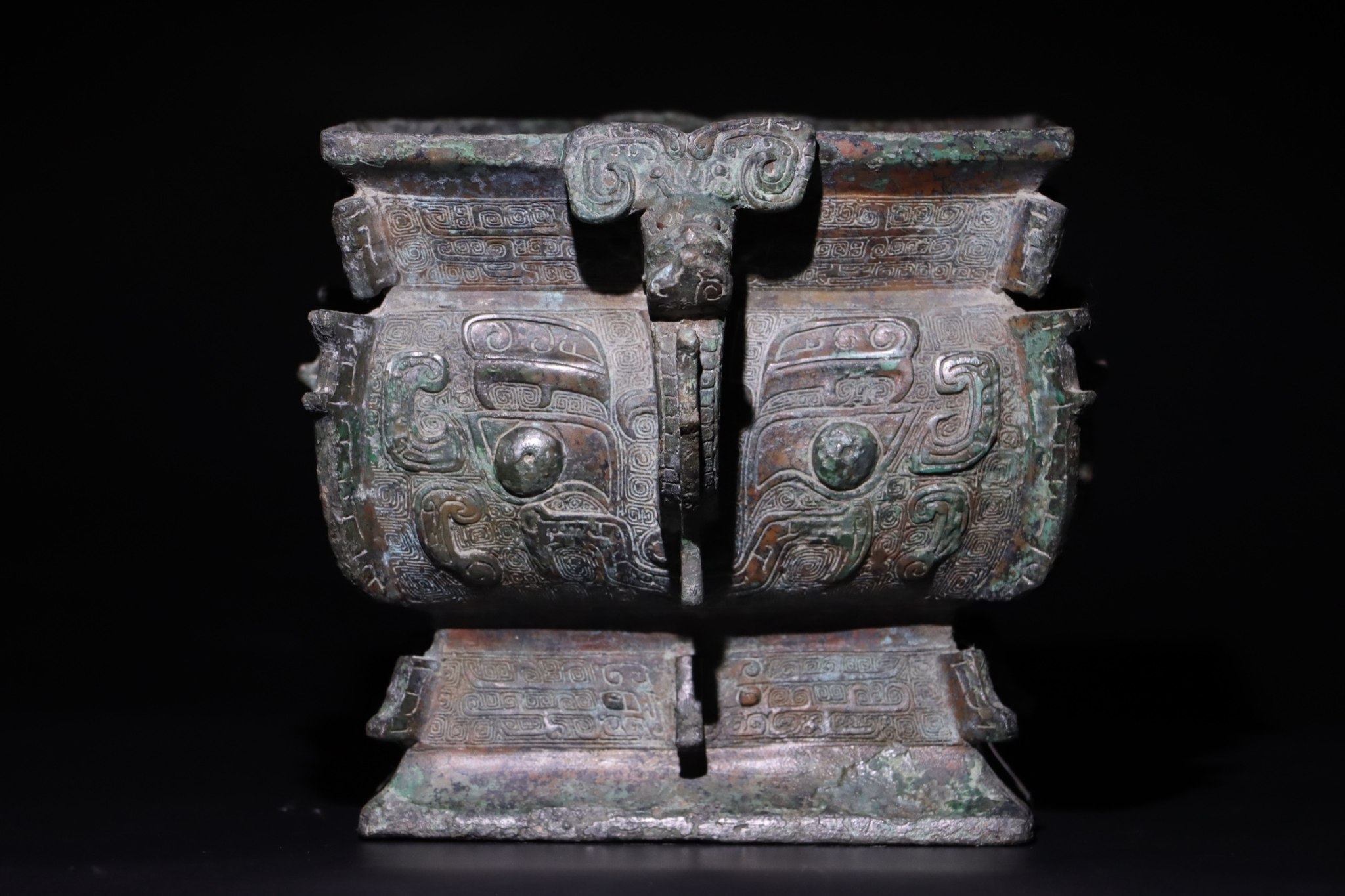 青銅器·饕餮紋·簋尺寸：高17.5cm 直徑29cm 方18cm 重4.4kg 簋是古代用