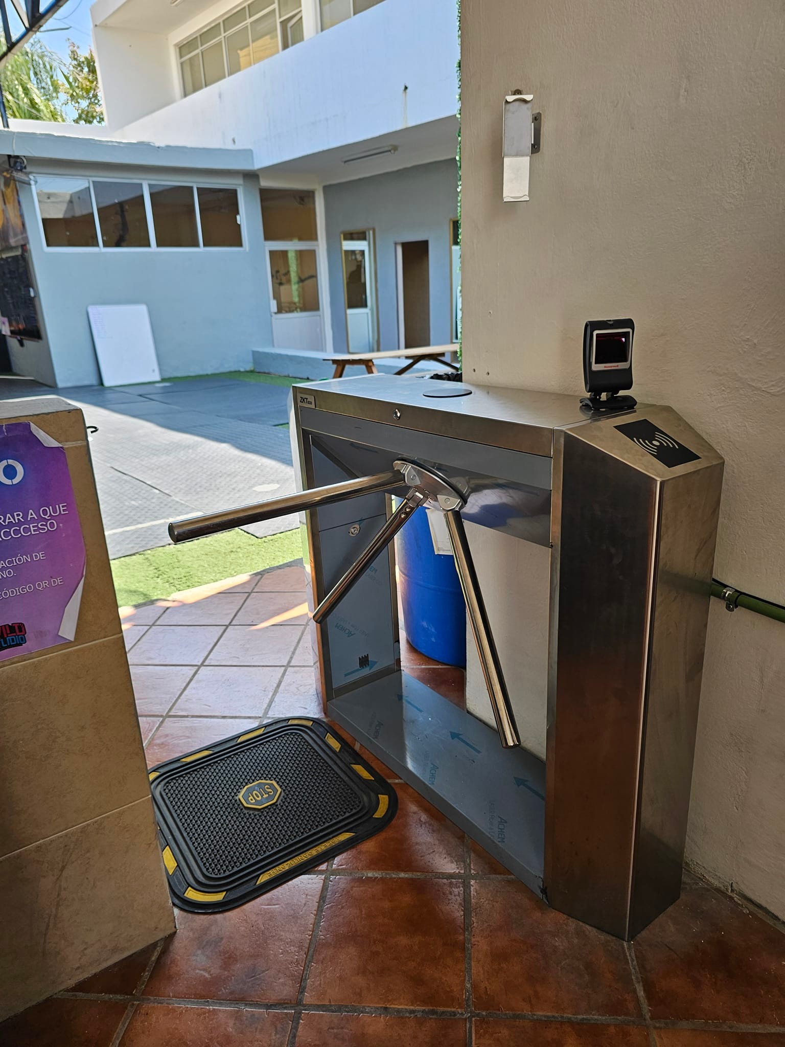 Instalación de torniquete en gimnasio... - Setecc solutions | Facebook
