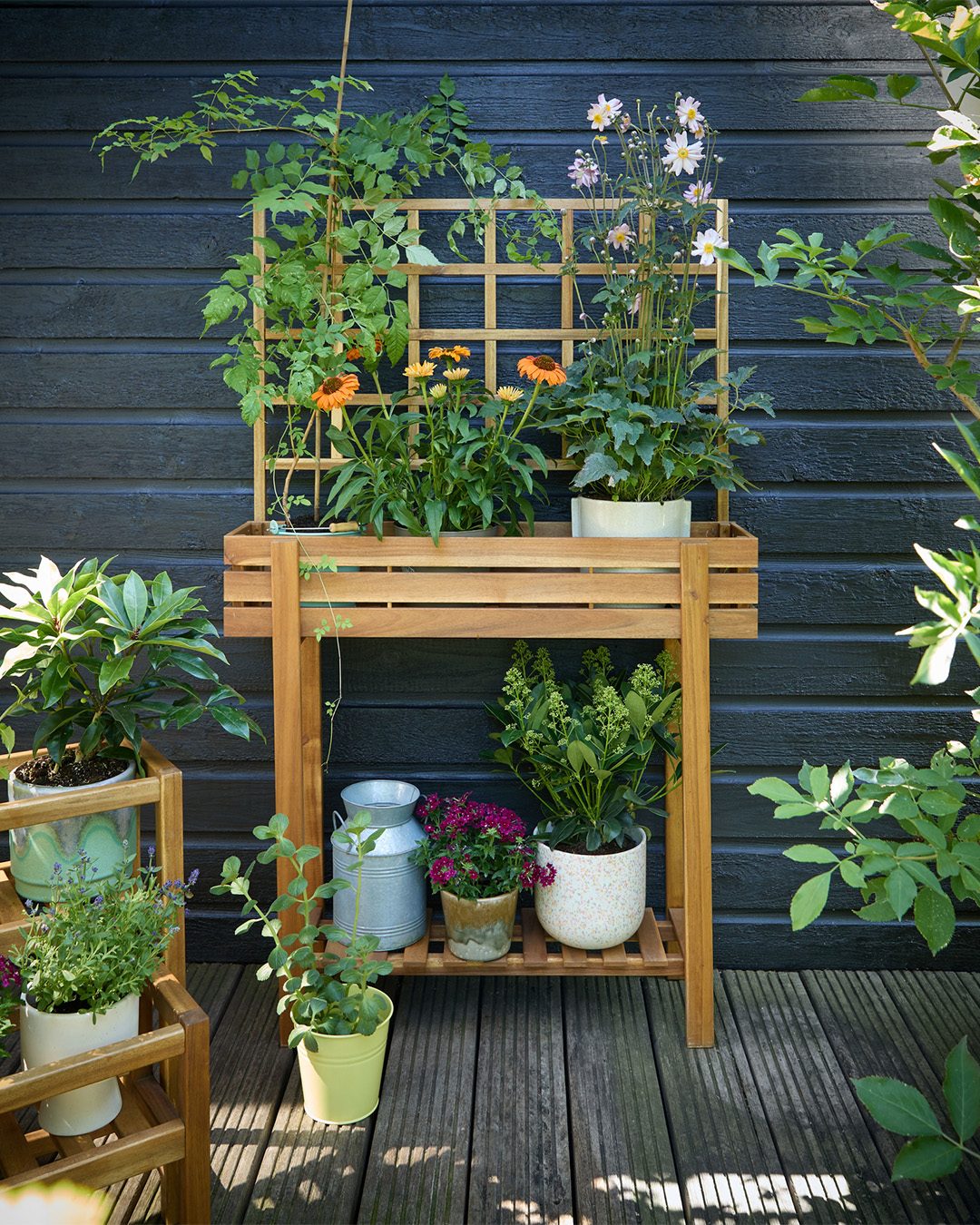 Was fehlt dir noch für den perfekten Sommer? ☀️ Eine gemütliche Lounge, stylishe Balkonmöbel oder vielleicht ein Hochbeet für frische Kräuter? 🌿💛 🛍️ Hochbeet NEW GARDENING, Gartenstuhl & Gartentisch LODGE, Loungegruppe LEXI