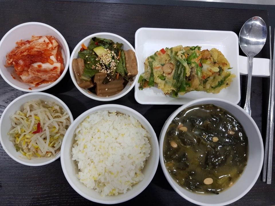 삼인요양병원 - 9월 17일 중식 식단입니다. 메뉴: 기장밥, 시금치 된장국, 해물파전,...
