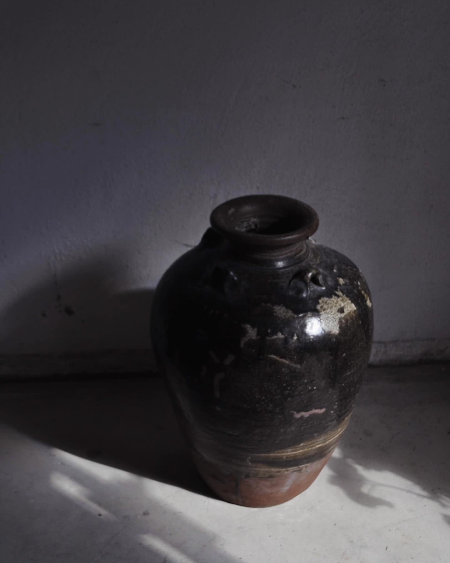タイのノイ川周辺で作られた褐釉四耳壺。 15〜16世紀に酒の容器として