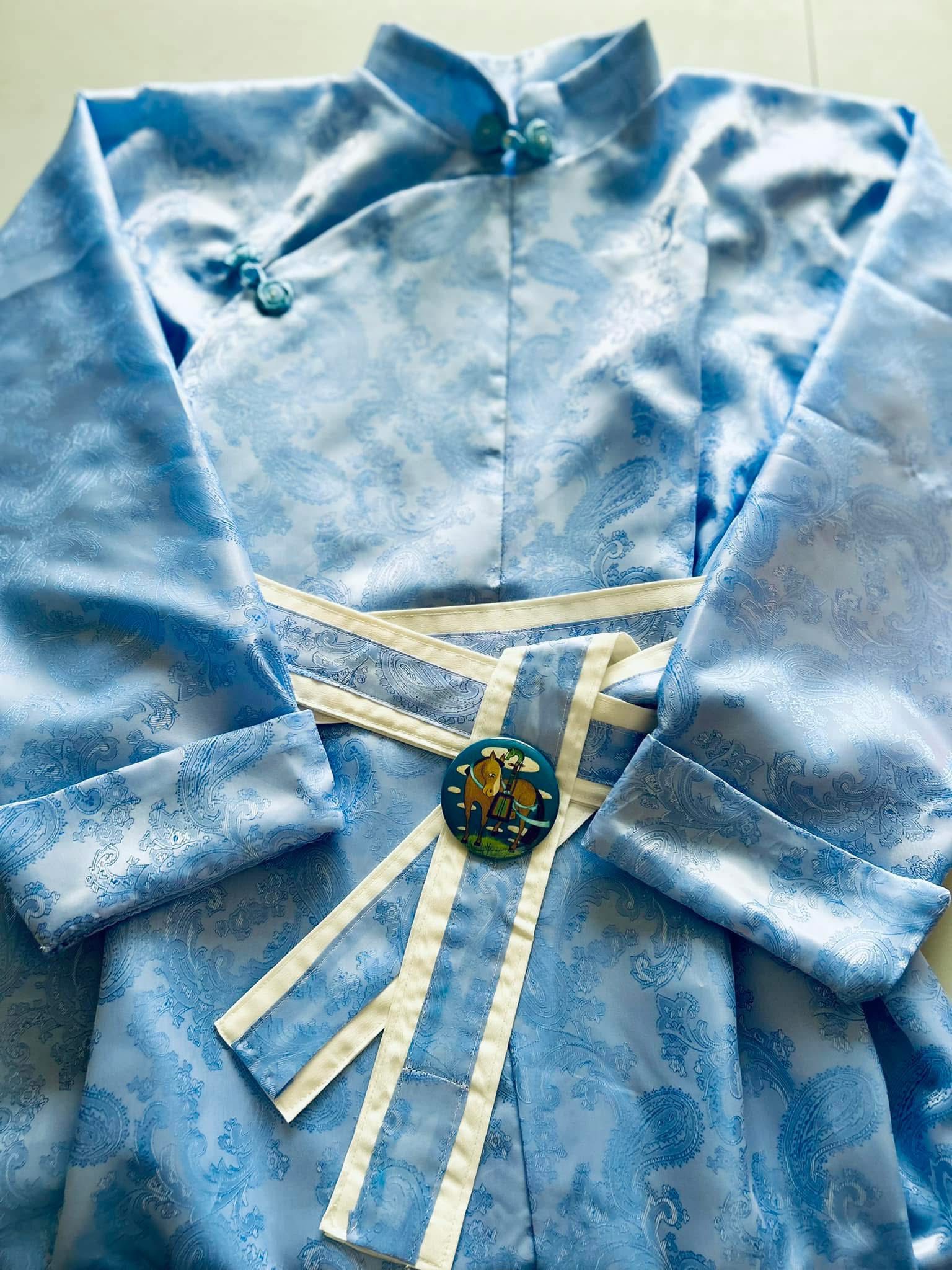 超美品★モンゴル民族衣装デール 白地に青 女性用 シャツカラー ベルト付 化繊 暑い日が続きます😅 モンゴル民族衣装デール用生地 南ゴビで買った生地