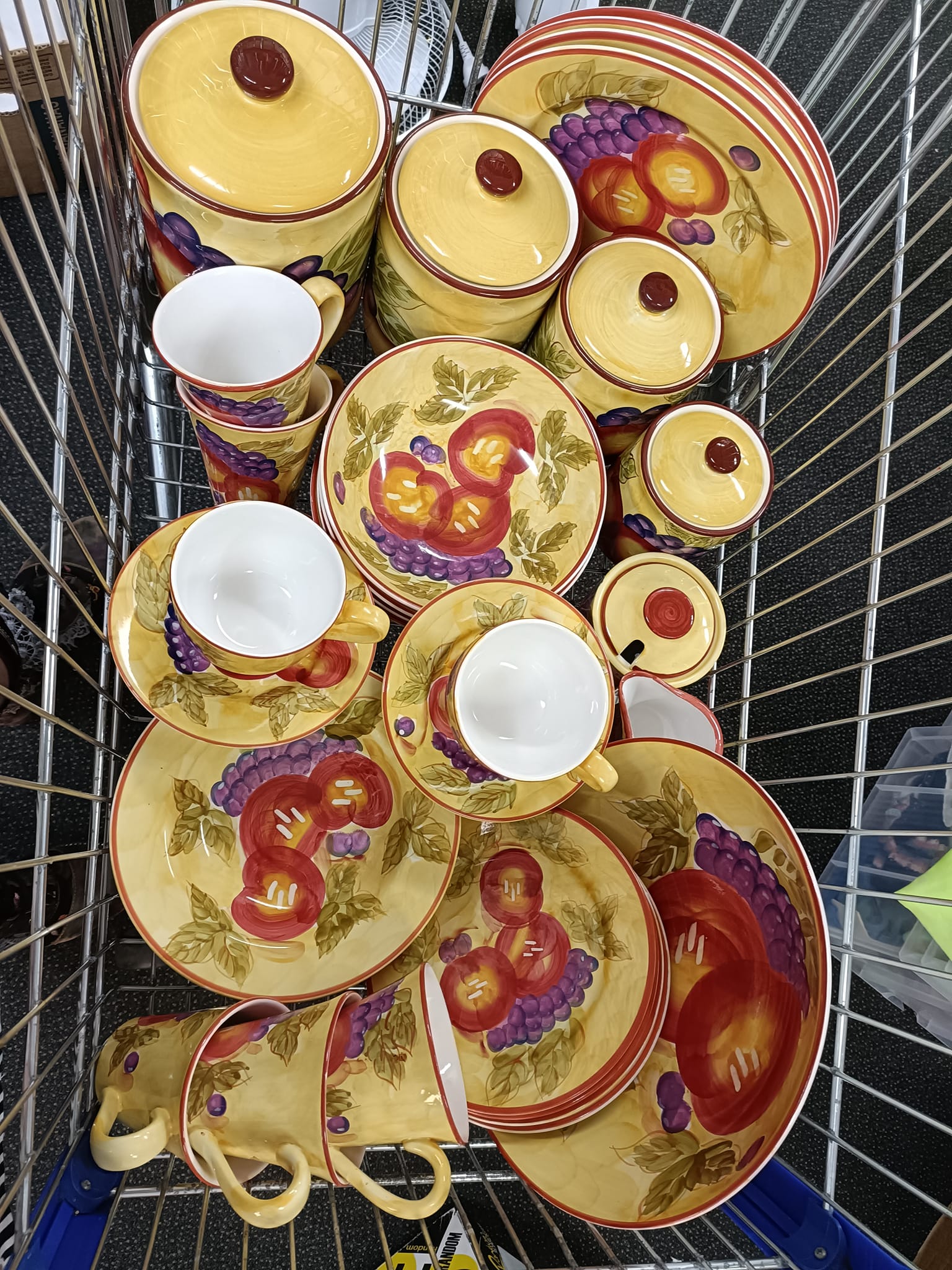 Who doesn't love a bit of Tuscan Fruit? We've got this set just in