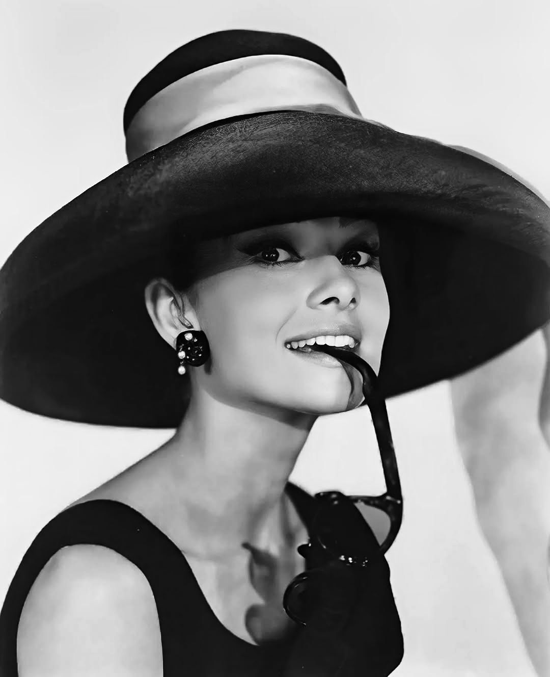 audrey hepburn black dress and pearls in the little by Hubert de Givenchy, 1961 Breakfast at Tiffany's Flavor (Eggless):Caramel Butterscotch Designer Winnie the Pooh Finished size including Mount 241212