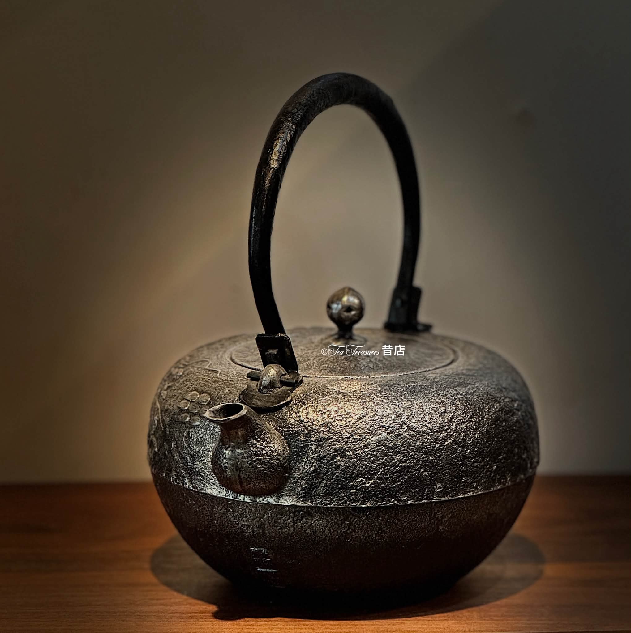 由高橋敬典看人間國寶的水平高橋敬典1996年認定茶之湯釜人間國寶，這是