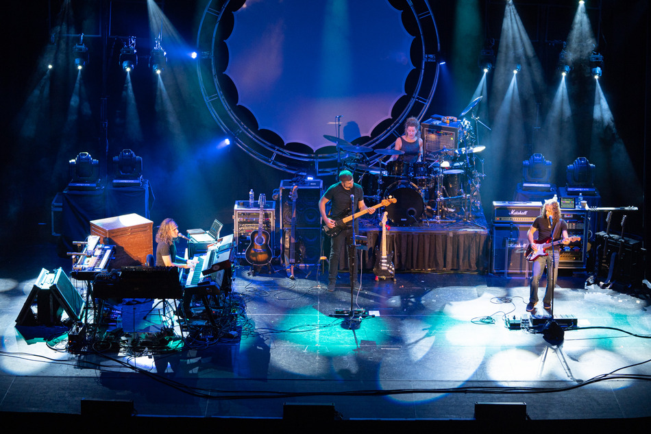 The Machine performs acoustic Pink Floyd