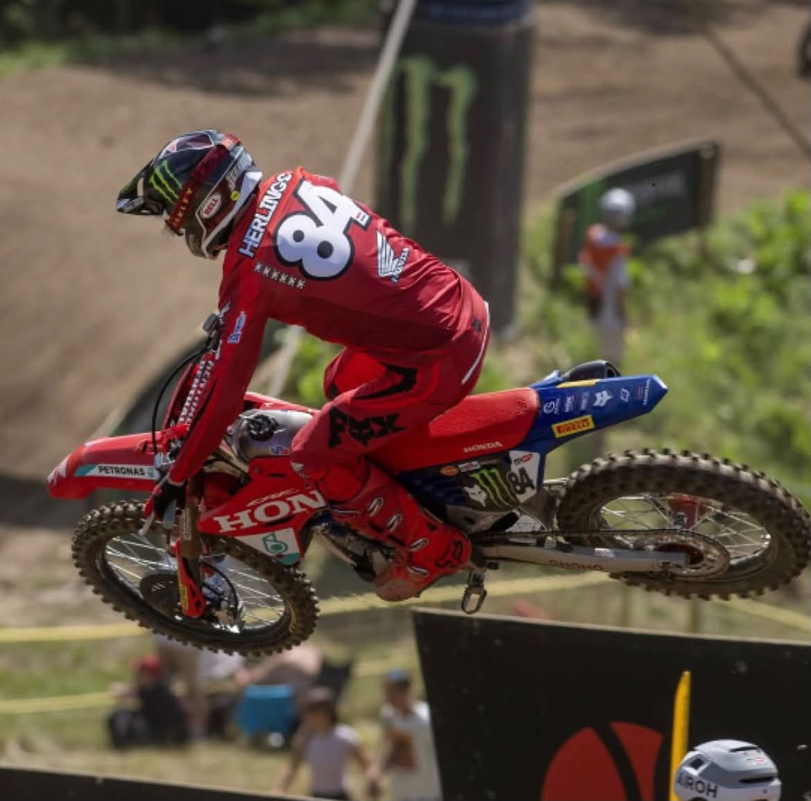 ドルチェ2 アリーナリレー Jeffrey Herlings Dominates MXGP Race 2 at Loket, Secures the