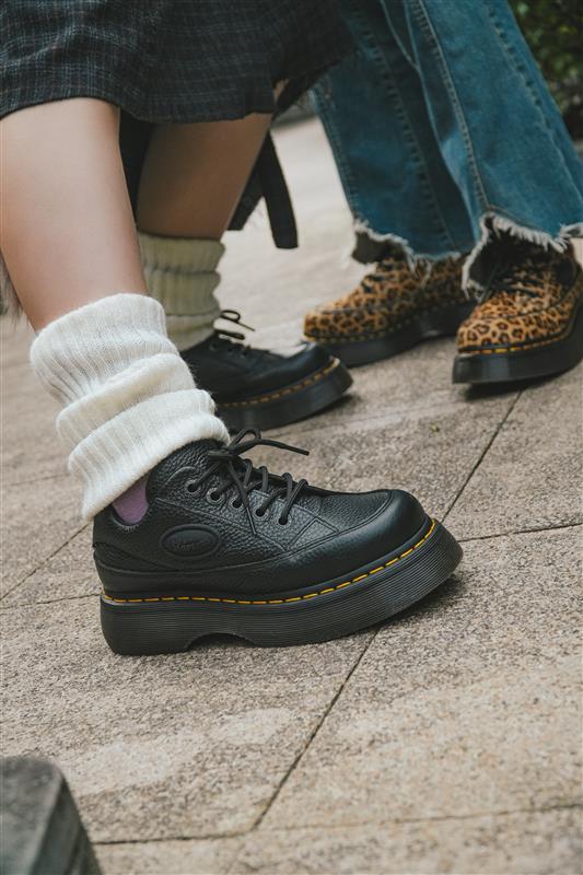 Wear it the Y2K way. The archive-inspired Buzz shoes are built for