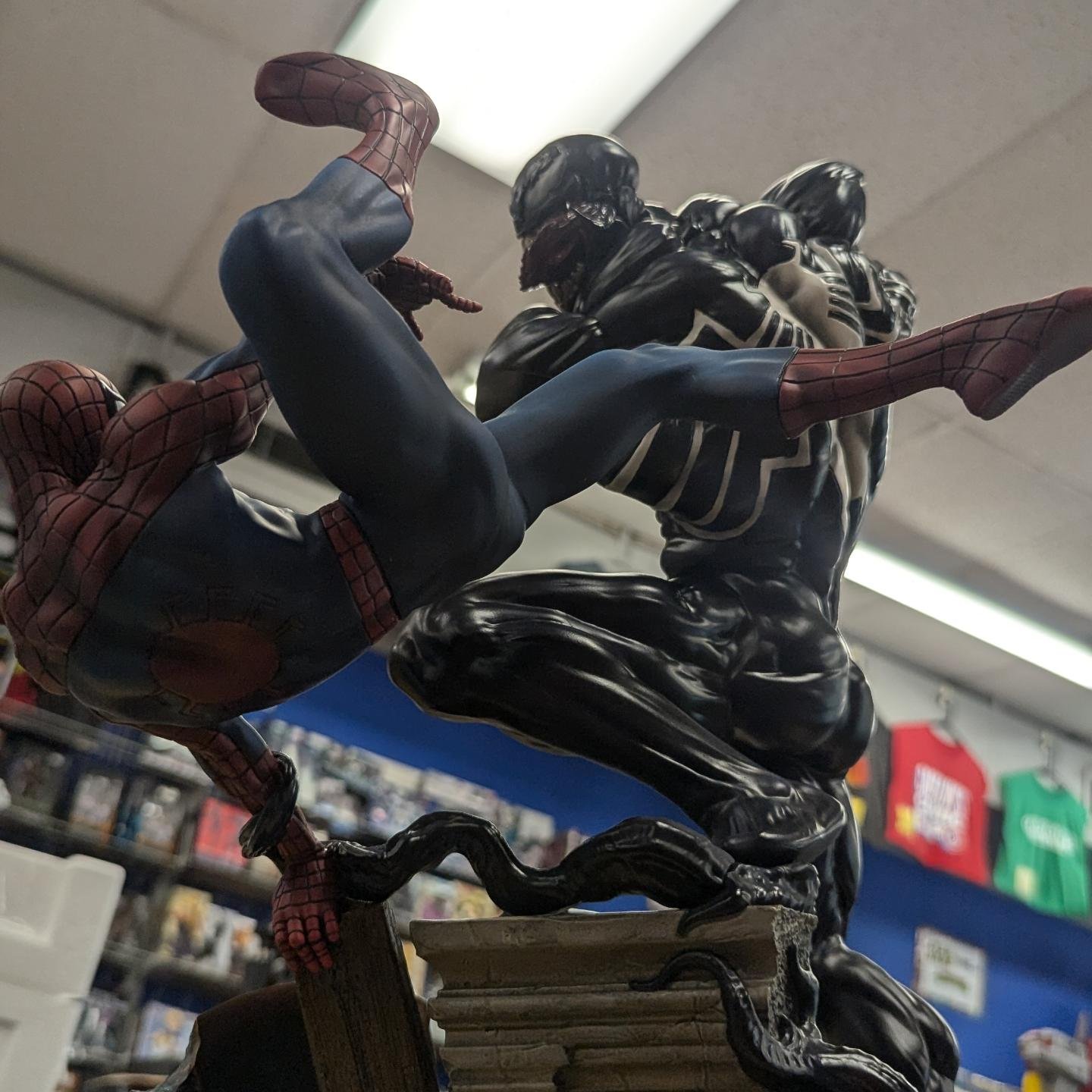 Spider-Man vs Venom statue at Captain display picture 1