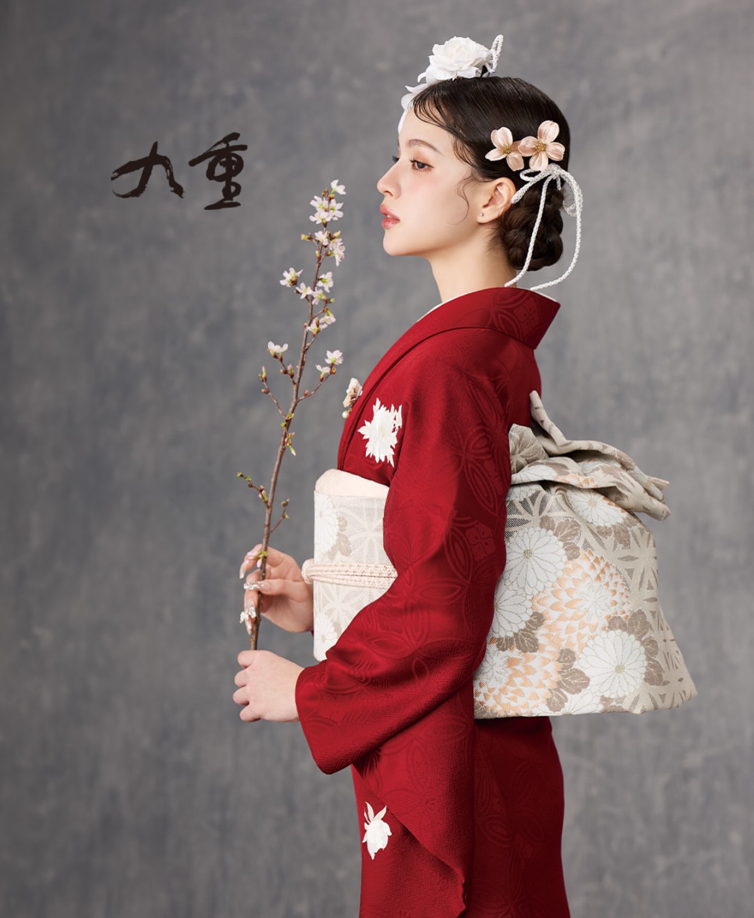 九重」より正絹無地刺繍振袖の新作発表です 花丸や薬玉の刺繍が 