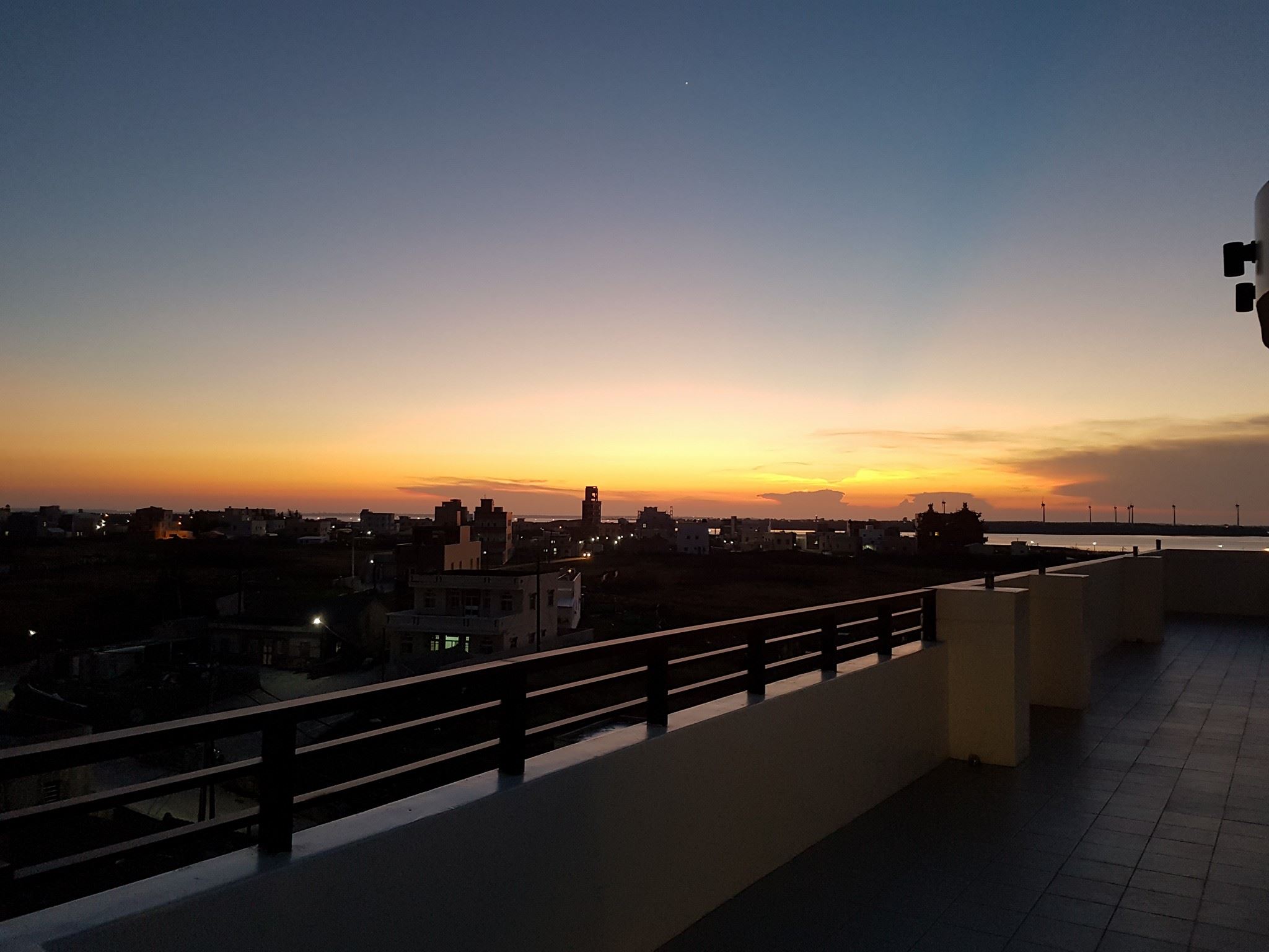澎湖民宿-歐船長民宿 - 傍晚時刻 在民宿5樓觀景台欣賞夕陽還有火燒雲也是很棒喔 | Facebook
