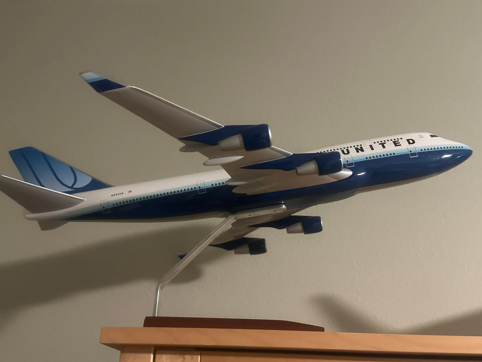 Resin 1/100 United Airlines Boeing 747-400 model