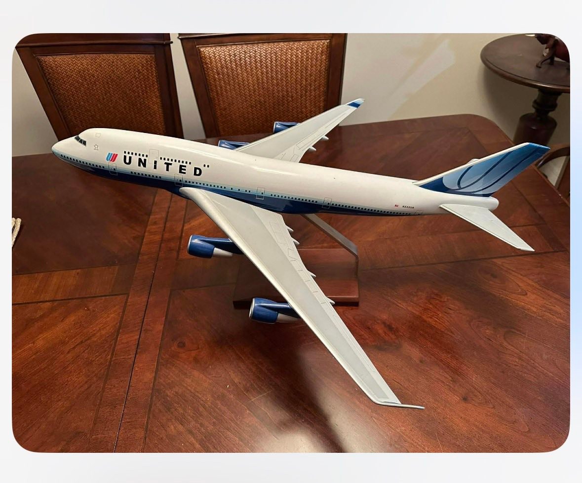 Resin 1/100 United Airlines Boeing 747-400 model