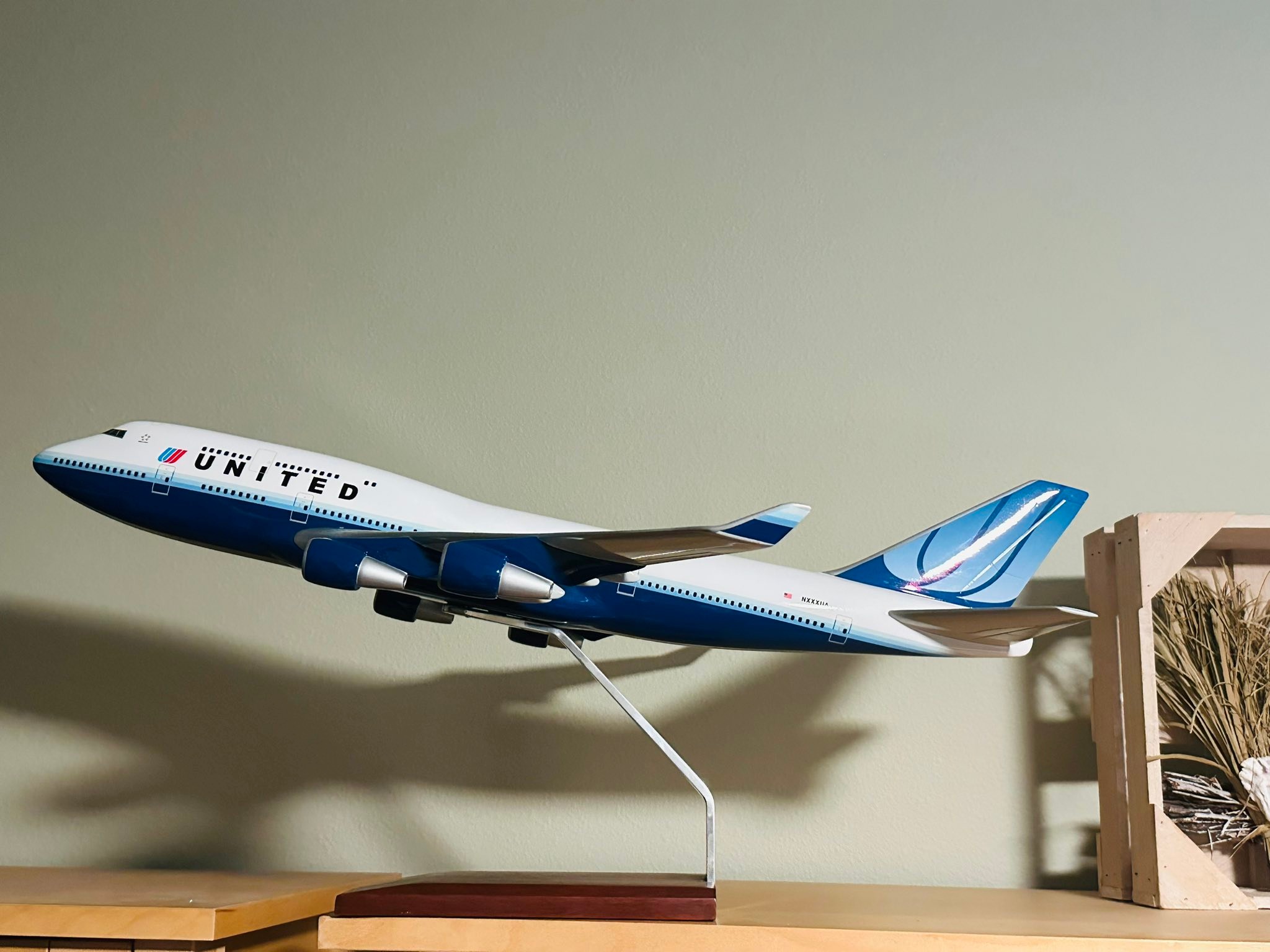 Resin 1/100 United Airlines Boeing 747-400 model