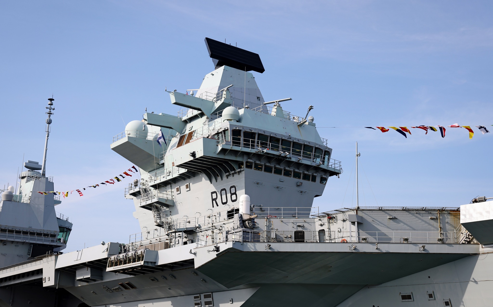 Military show - Spotlighting HMS Queen Elizabeth (R08) from a close ...