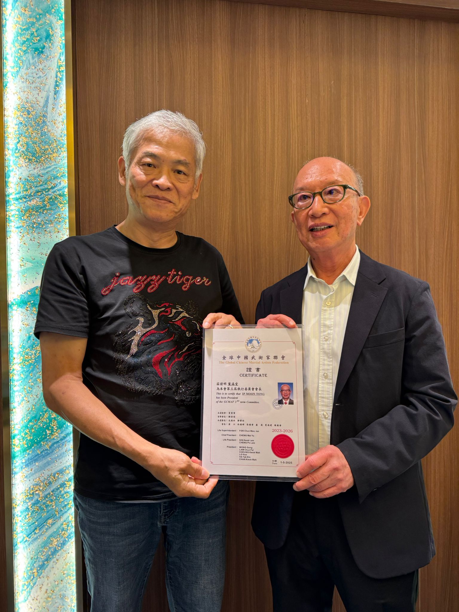 全球中國武術家聯會 - 本會正式委任葉滿棠師傅為本會會長 (洪佛派)，由現屆首席會長鄭偉儒師頒授委任證書。 | Facebook