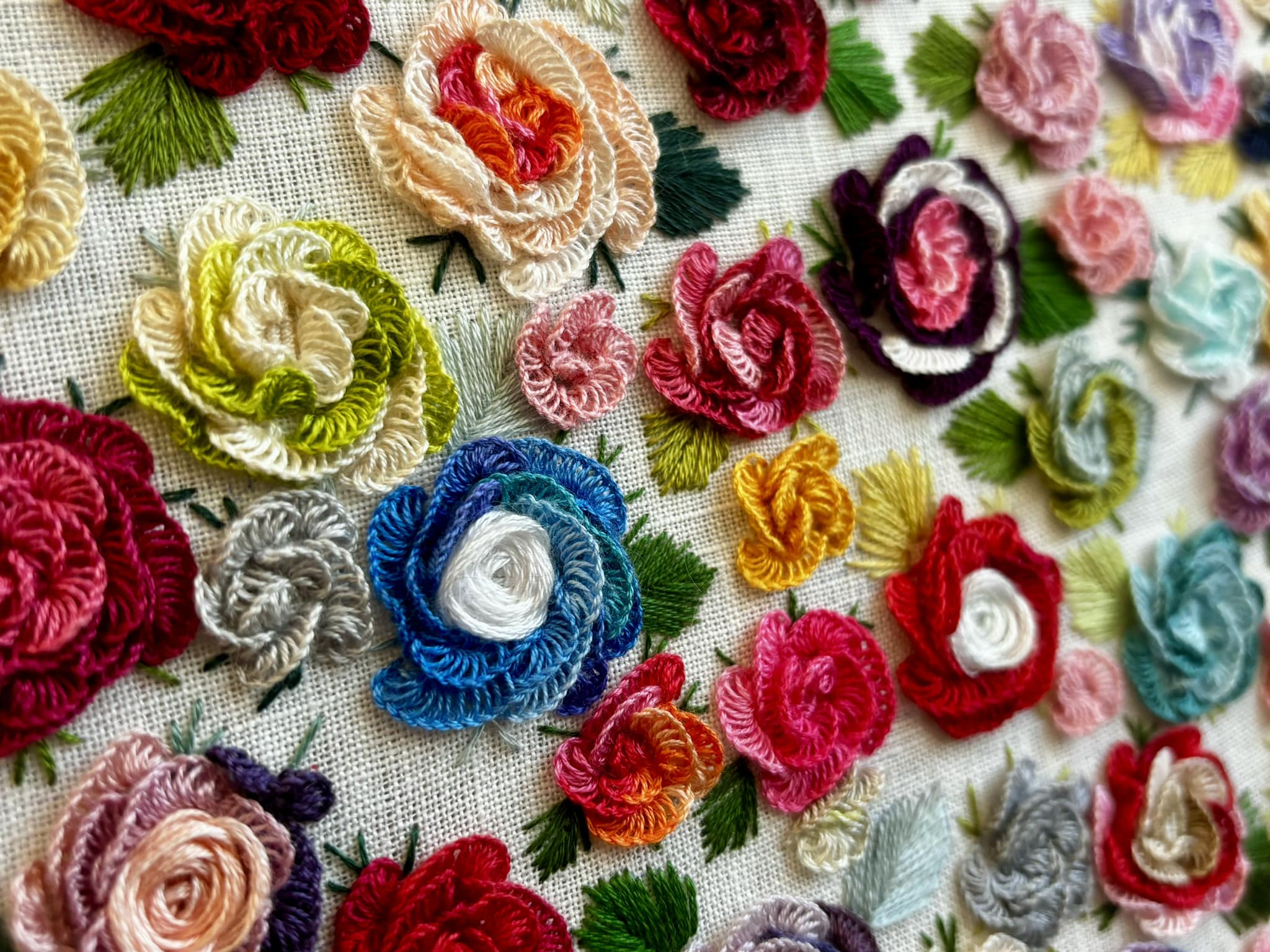 I chose some summer colors and embroidered roses
