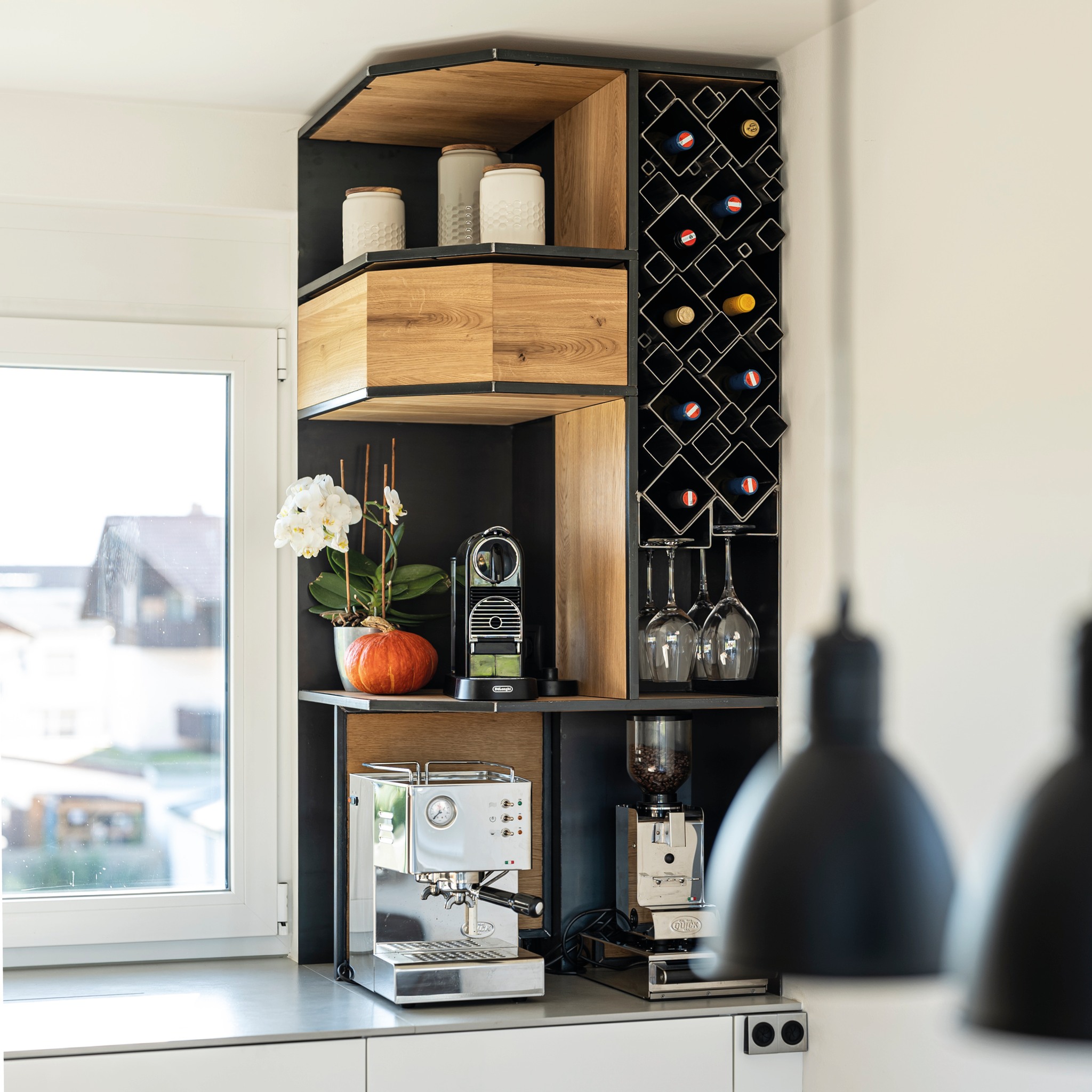 Entdecke die Kunst der Küchenorganisation mit unserem hochwertigen offenen Regal! Es bietet nicht nur Platz für Kaffeemaschine und Weingläser, sondern verleiht Deiner Küche auch einen Hauch von Elegan