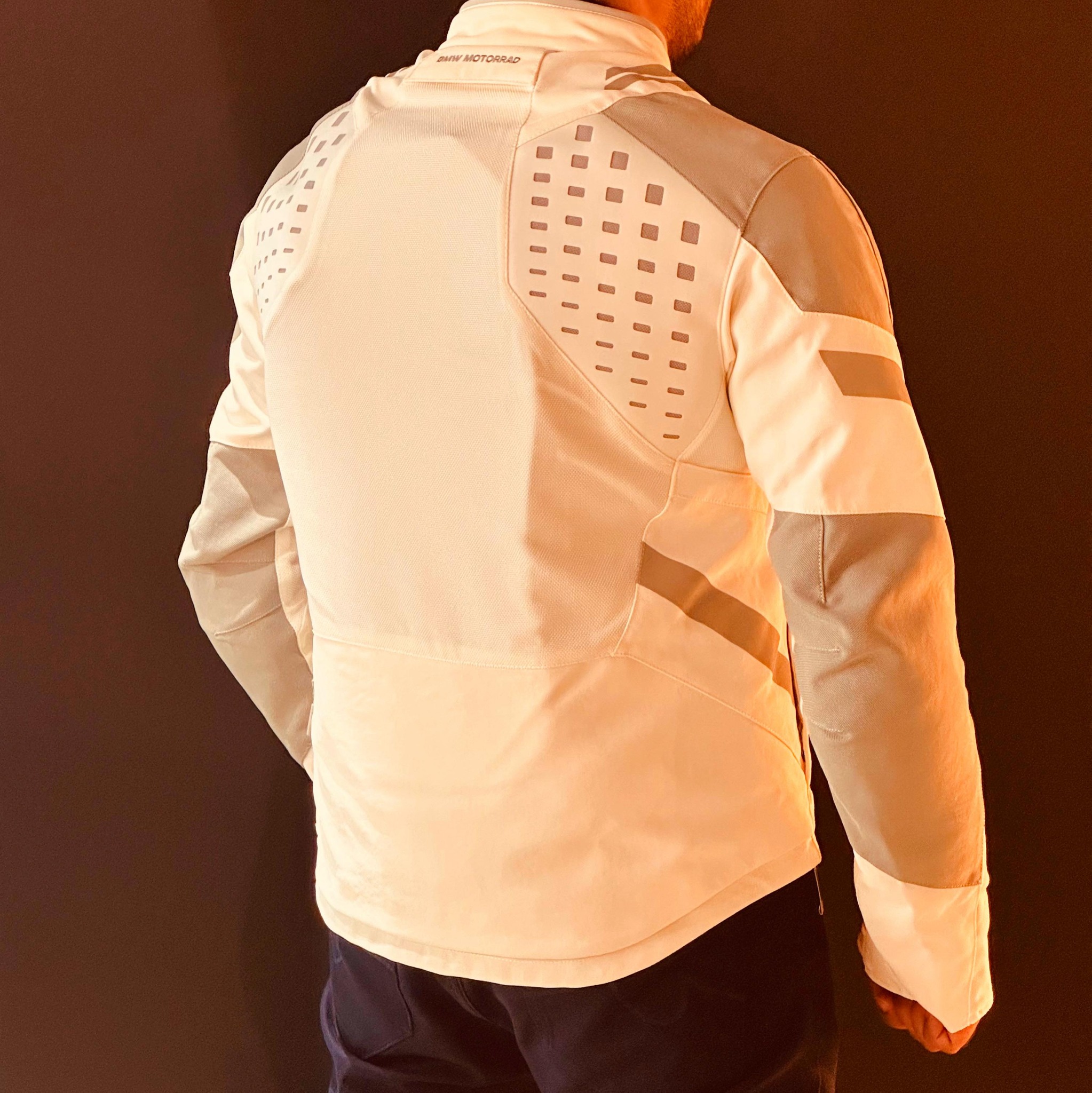 The Aravis AIR jacket adds freshness to the hot phases of the