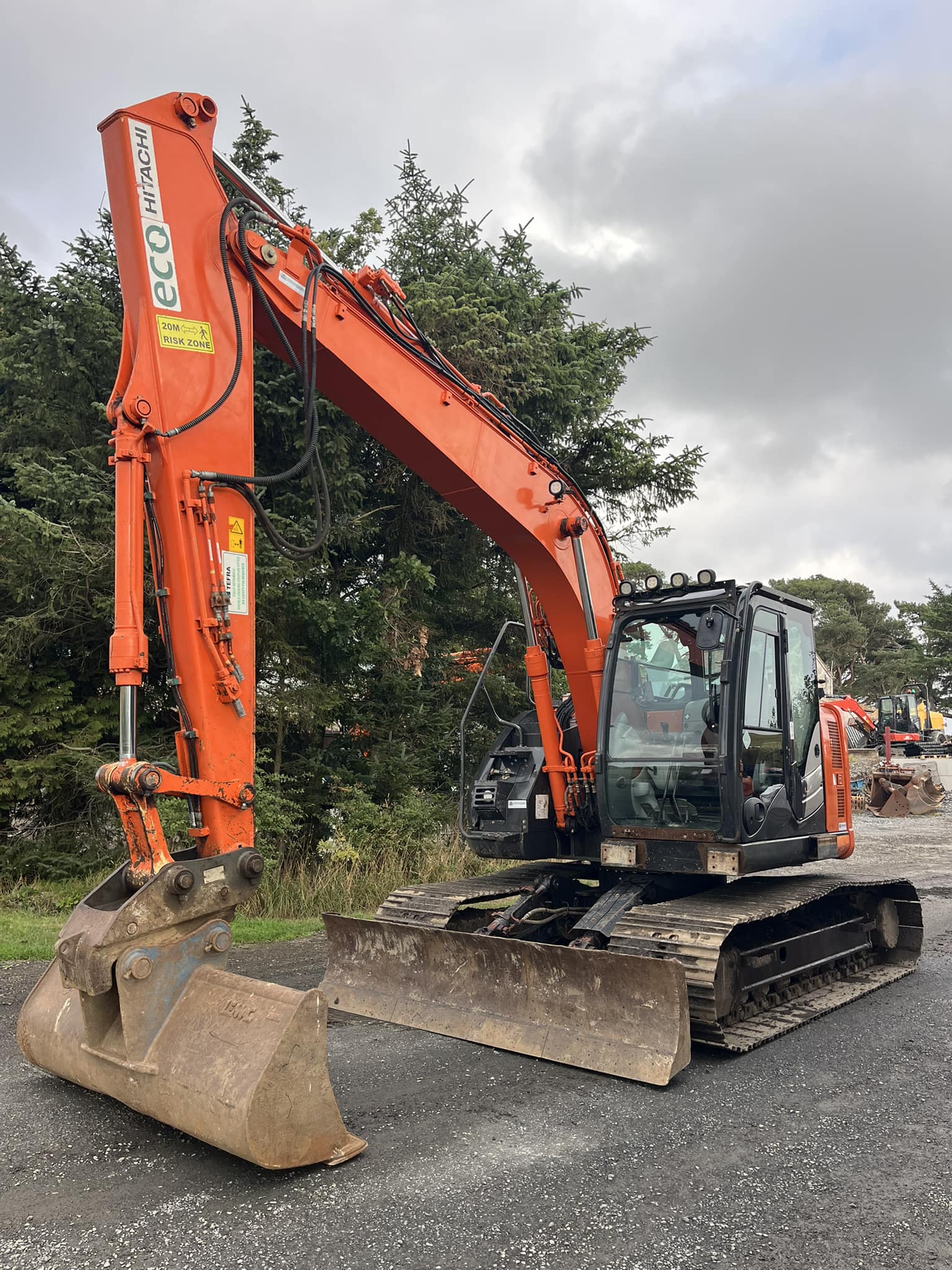 🟠 Just Arrived / Newydd Gyrraedd 🟠 Hitachi 135-6 With Blade