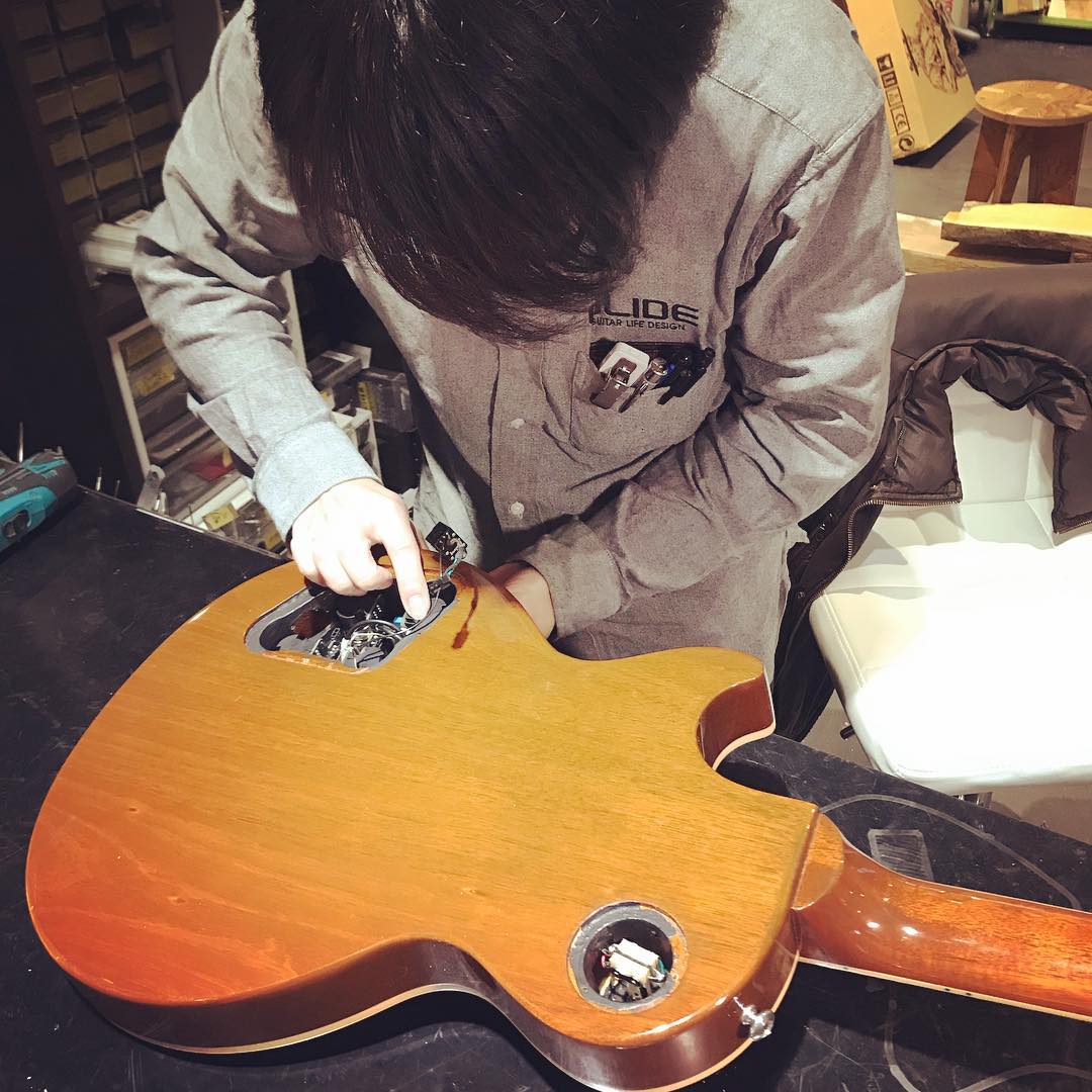 ノイズが酷くなったレスポールのリペア 導電処理を行いノイズを Glide Guitar Life Design Facebook