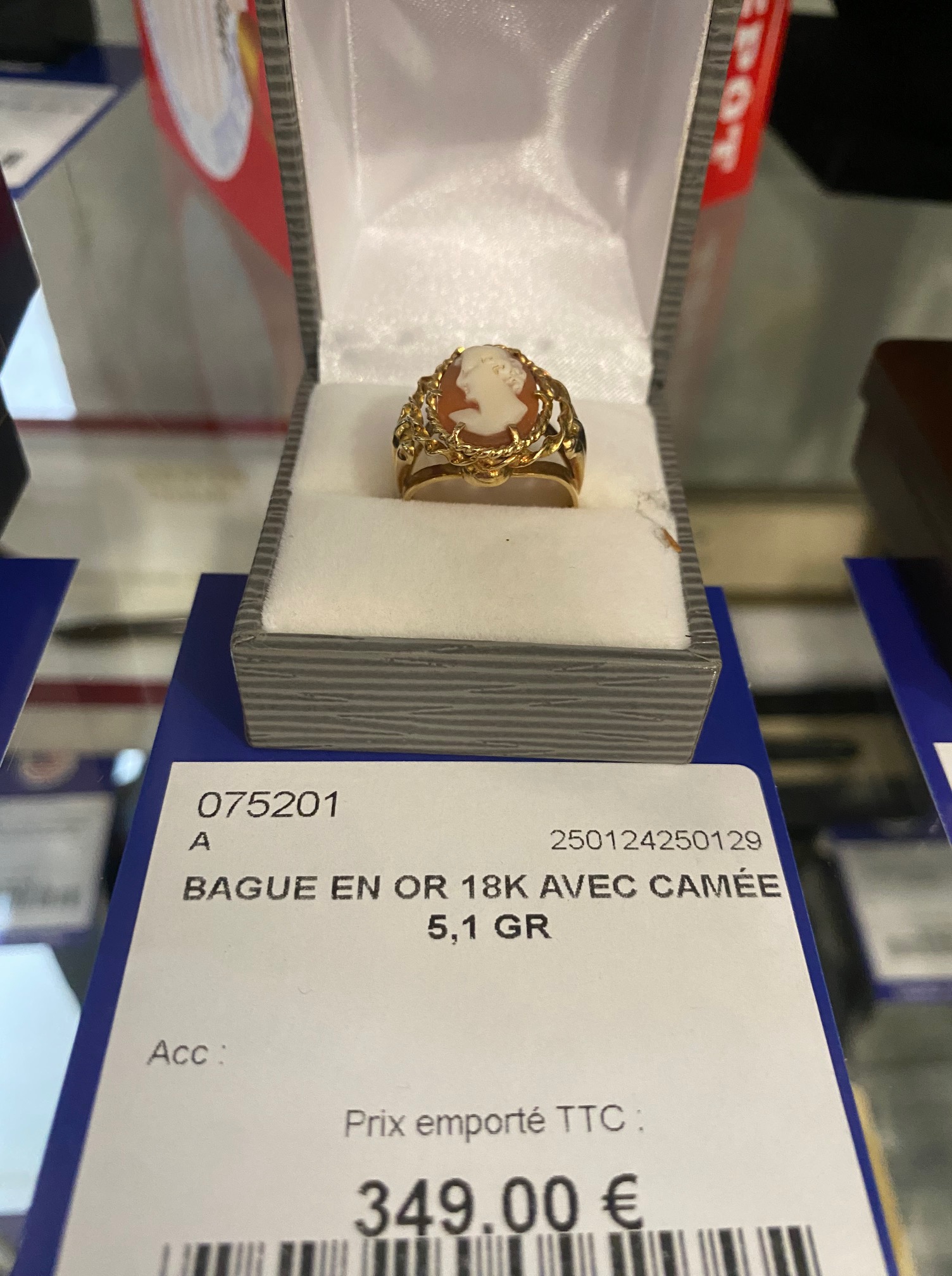Bague Fantaisie Avec Croix En Camé - Occasion - Bijou Vintage Ou Religieux - État à Vérifier