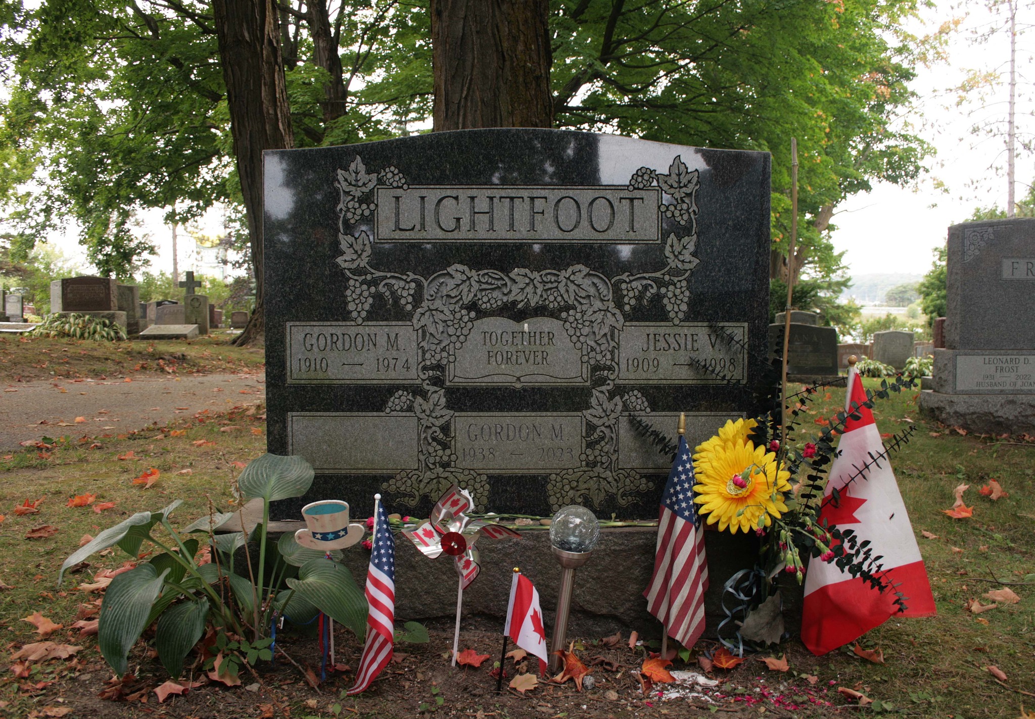 Gordon Lightfoot's grave in St Andrews and St James Cemetery