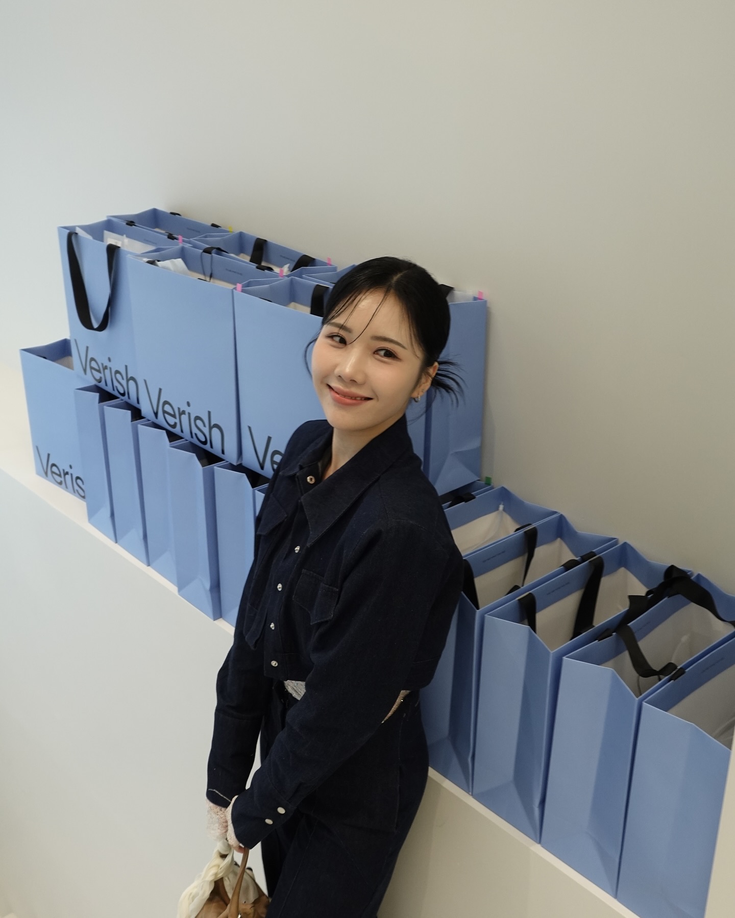 楊允兒Una - 우와~~~尖叫聲😻智妍本人真的超級活潑可愛 （阿我是緊張到一直關到相機鏡頭..） Verish... | Facebook