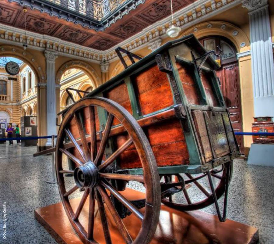 marca-per-en-el-correo-central-de-lima-se-encuentra-el-museo-postal