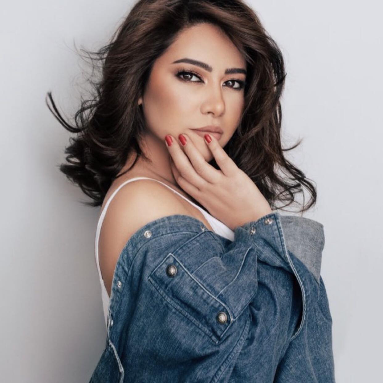 #ياي #نانسي_عجرم Lyrics : ياي سحر عيونو ونظراته أول ما اتلاقينا عين ...