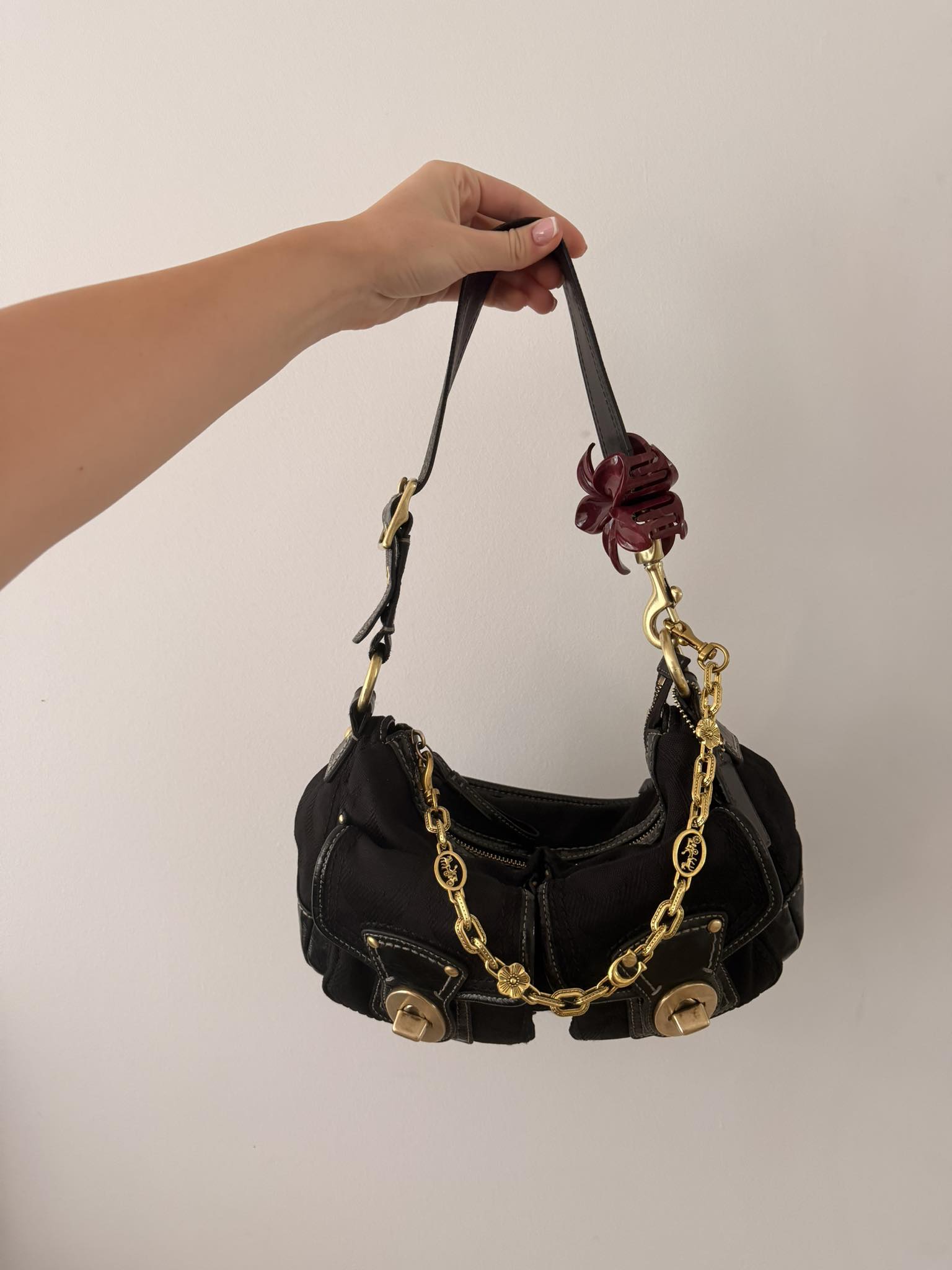 Say hello to your new favorite bag. 💼 This Vintage Y2k Coach