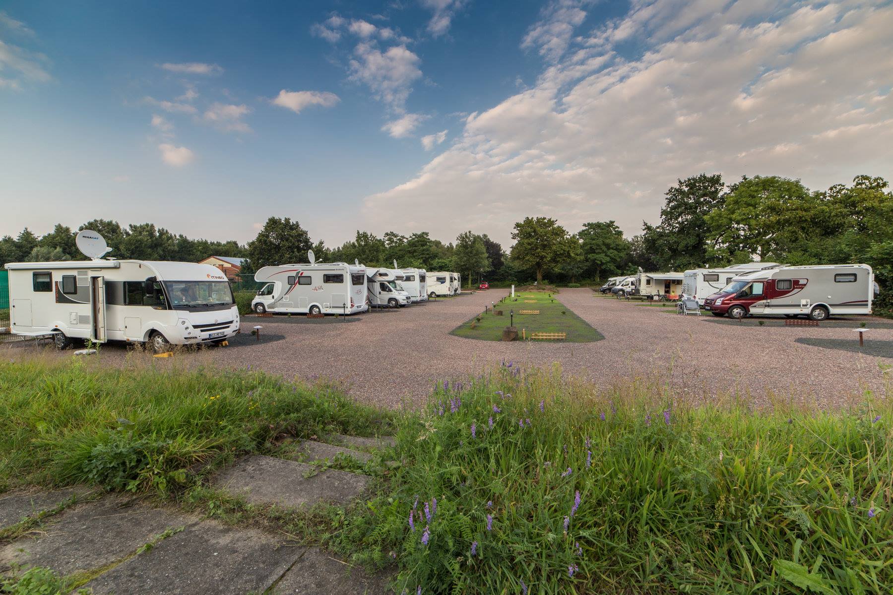 Stilvolle Wohnmobilstellplatz Kln Rheinufer Bildernull