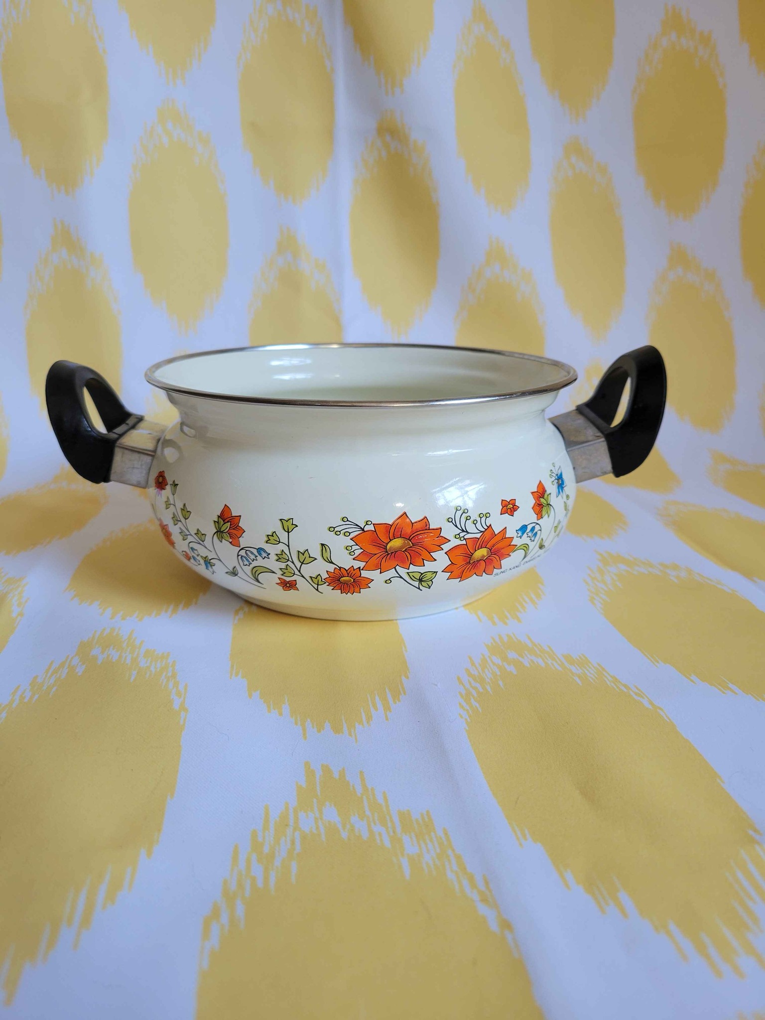 Charming 1970s vintage Sung Kang Enameling Ware pot with a vibrant