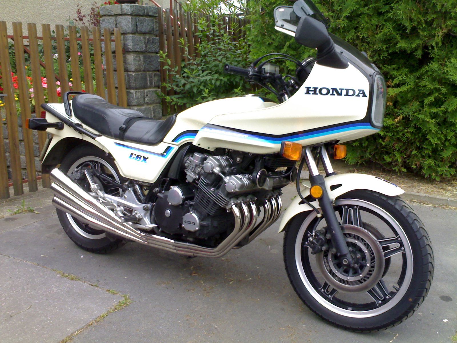 The transition of the Honda CBX1000 from 1980 to 1981 remains one