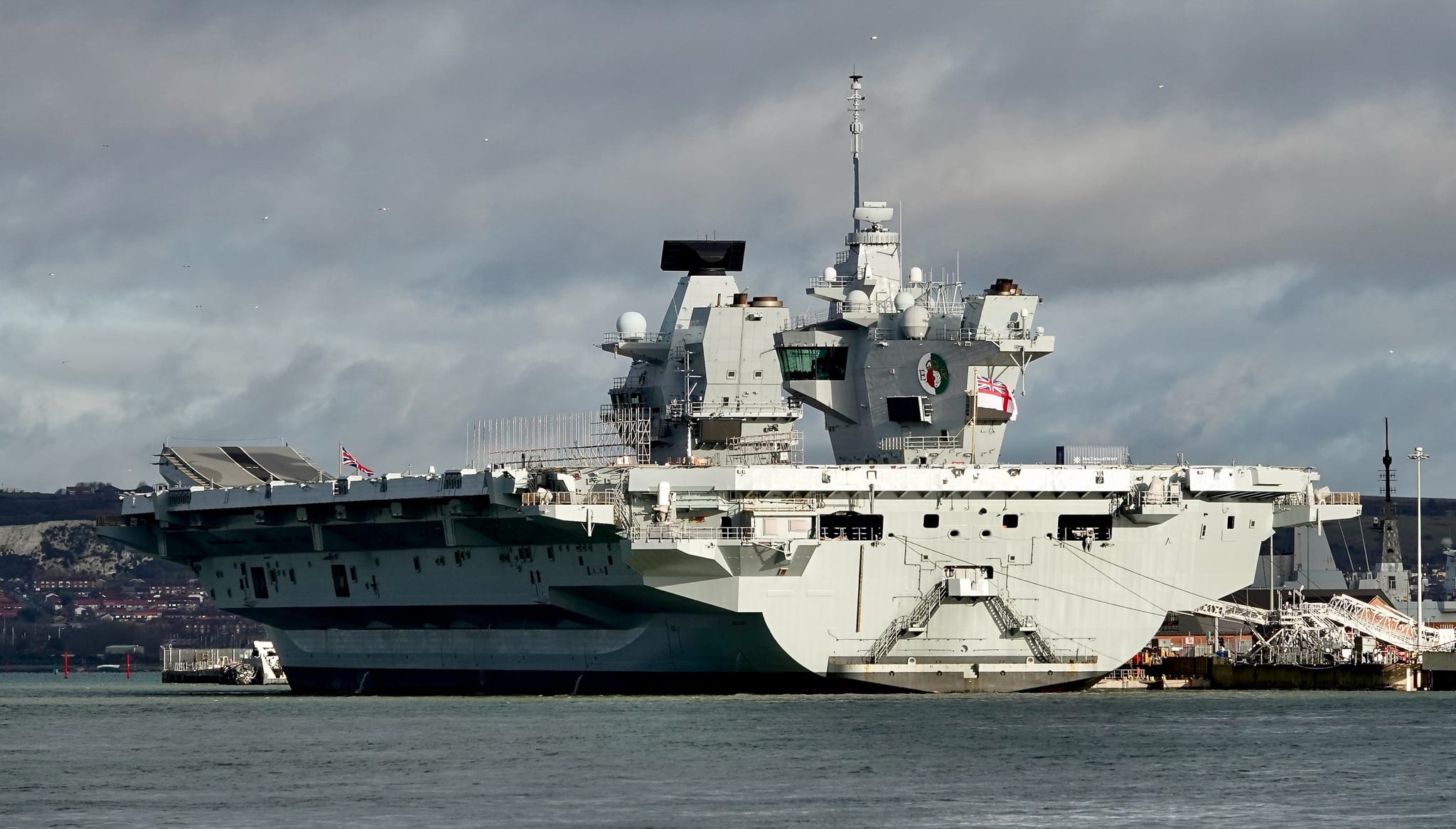 Military show - HMS Queen Elizabeth (R08), one of the largest and most ...