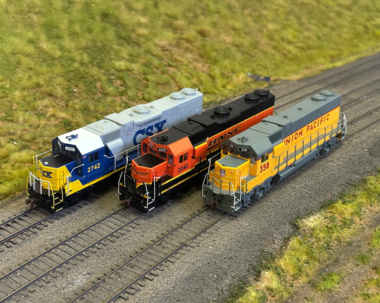 Bachmann Industries – Locomotive Diesel EMD GP 38-2 Rail America #3821 – Échelle HO 1:87, Phare Fonctionnel, Roues Motrices