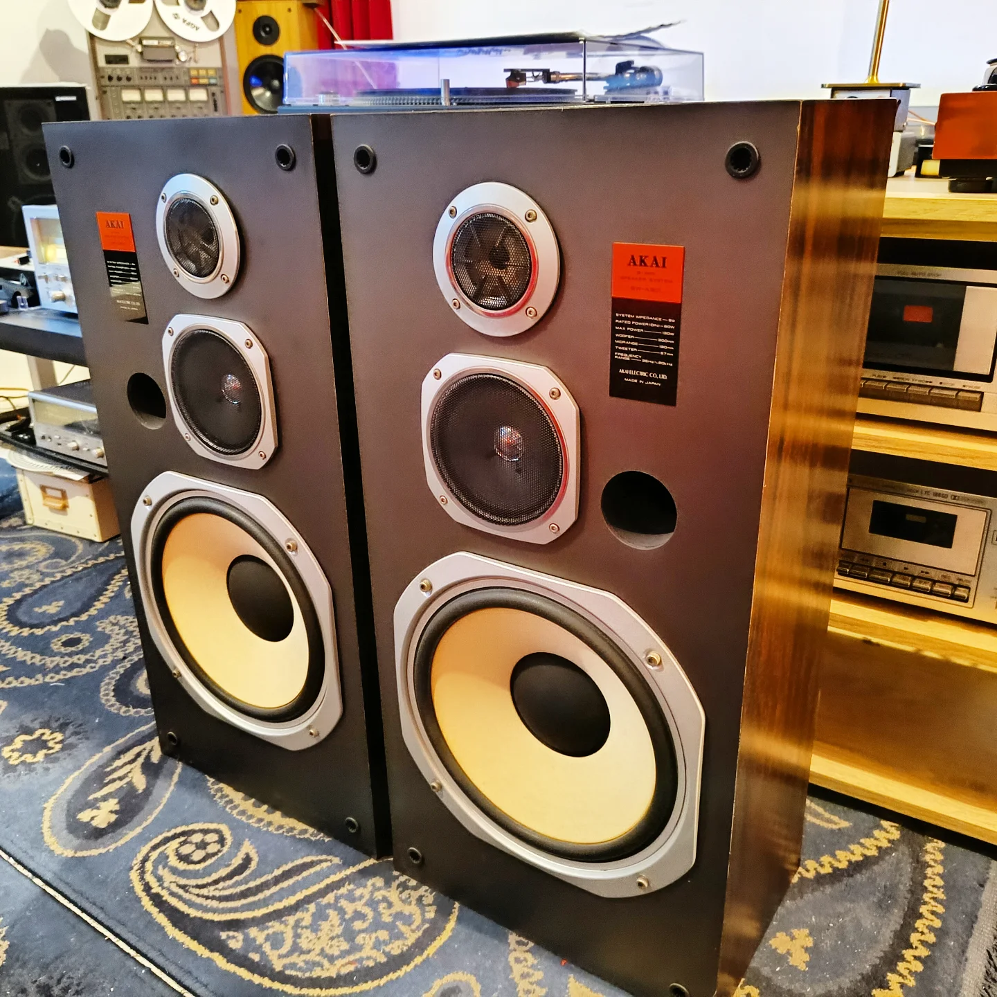 Akai SW-A301 pair of vintage speakers in excellent condition