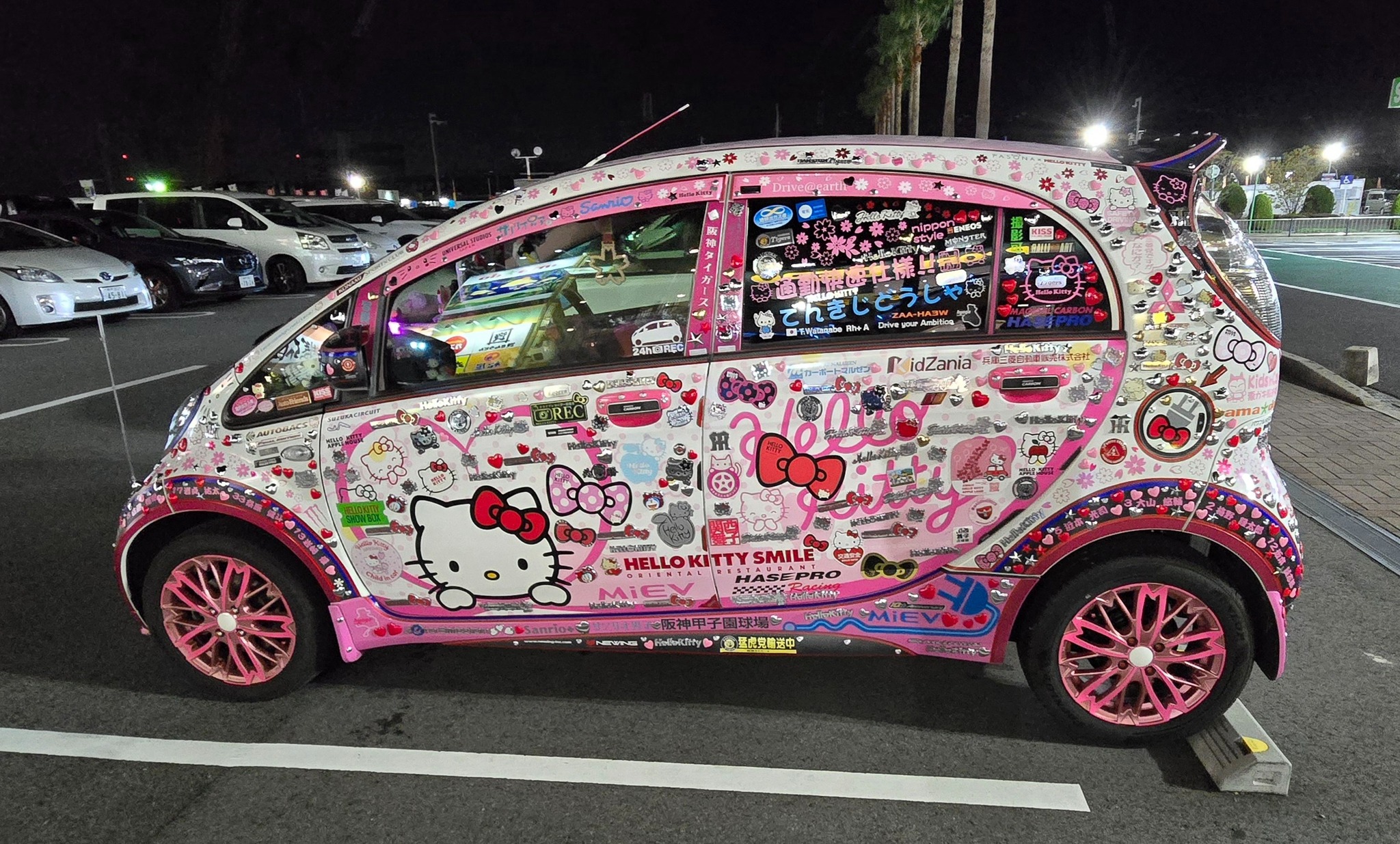 Japanese Hello Kitty mania car spotted outside Autobacs in Kansai