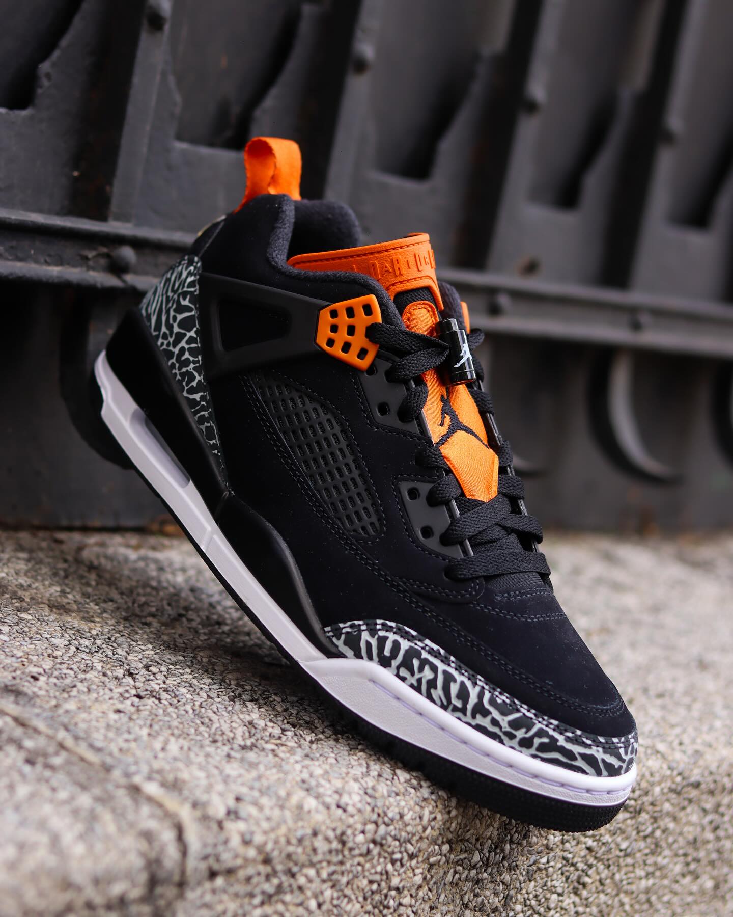 Air Jordan Spiz'ike Low “Black Starfish”: Oscuridad, textura y un