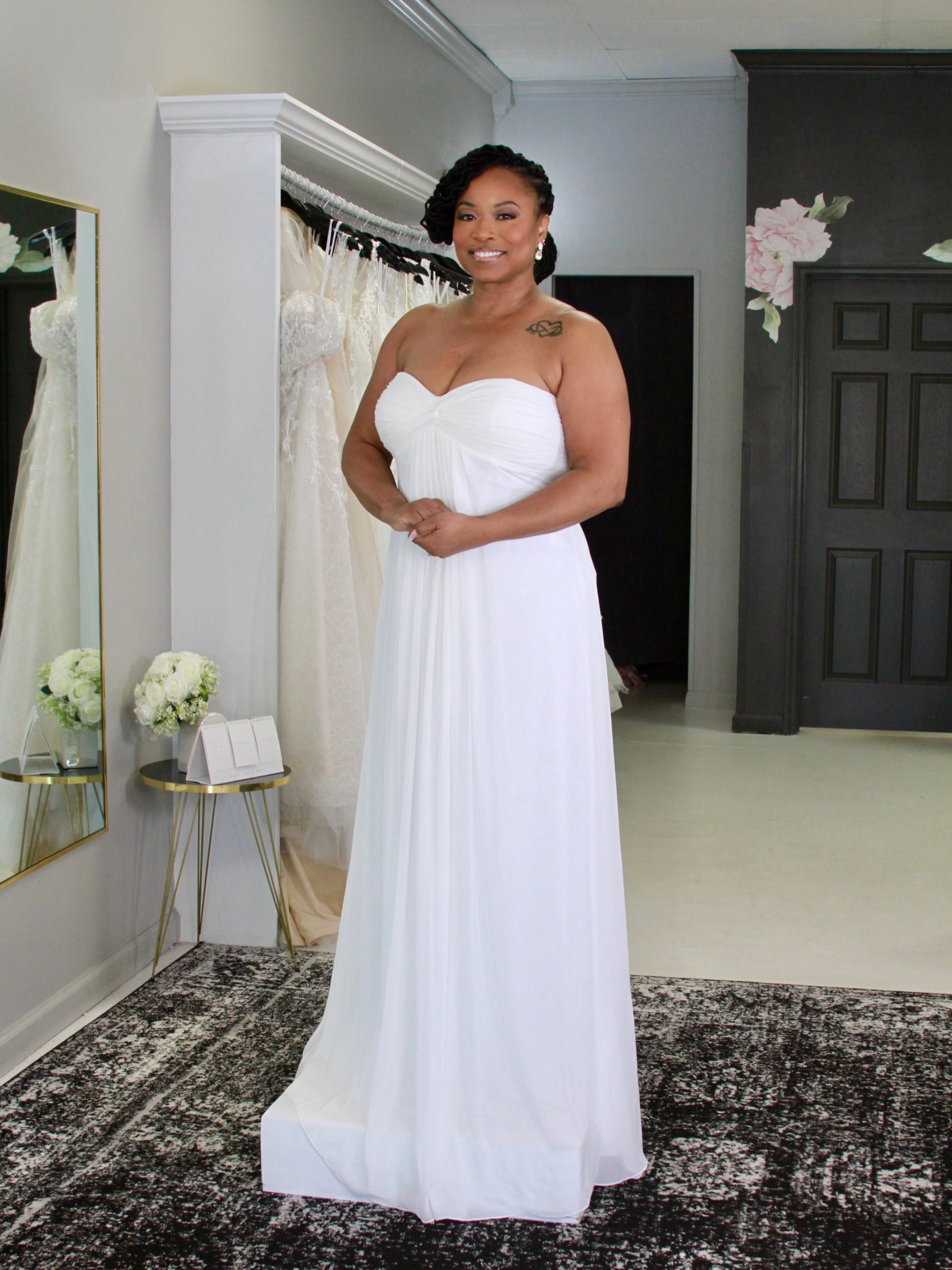 flowing beach wedding dresses This beautiful gown works for so many different destinations. We can certainly imagine this beauty at a wedding or even a courthouse elopement. It's perfectly diverse and works with line silhouette that flatters navy blue prom dresses Off shoulder Violet Blue Dress - Size:UK04