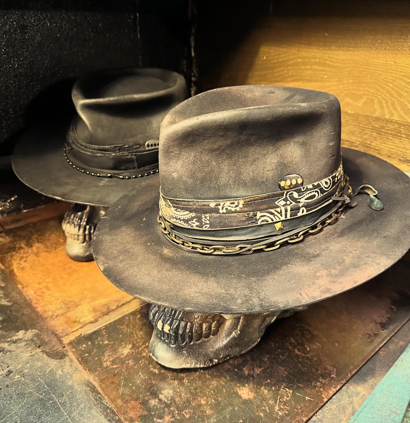 Never travel alone ! #twoisbetterthanone #hatporn 
