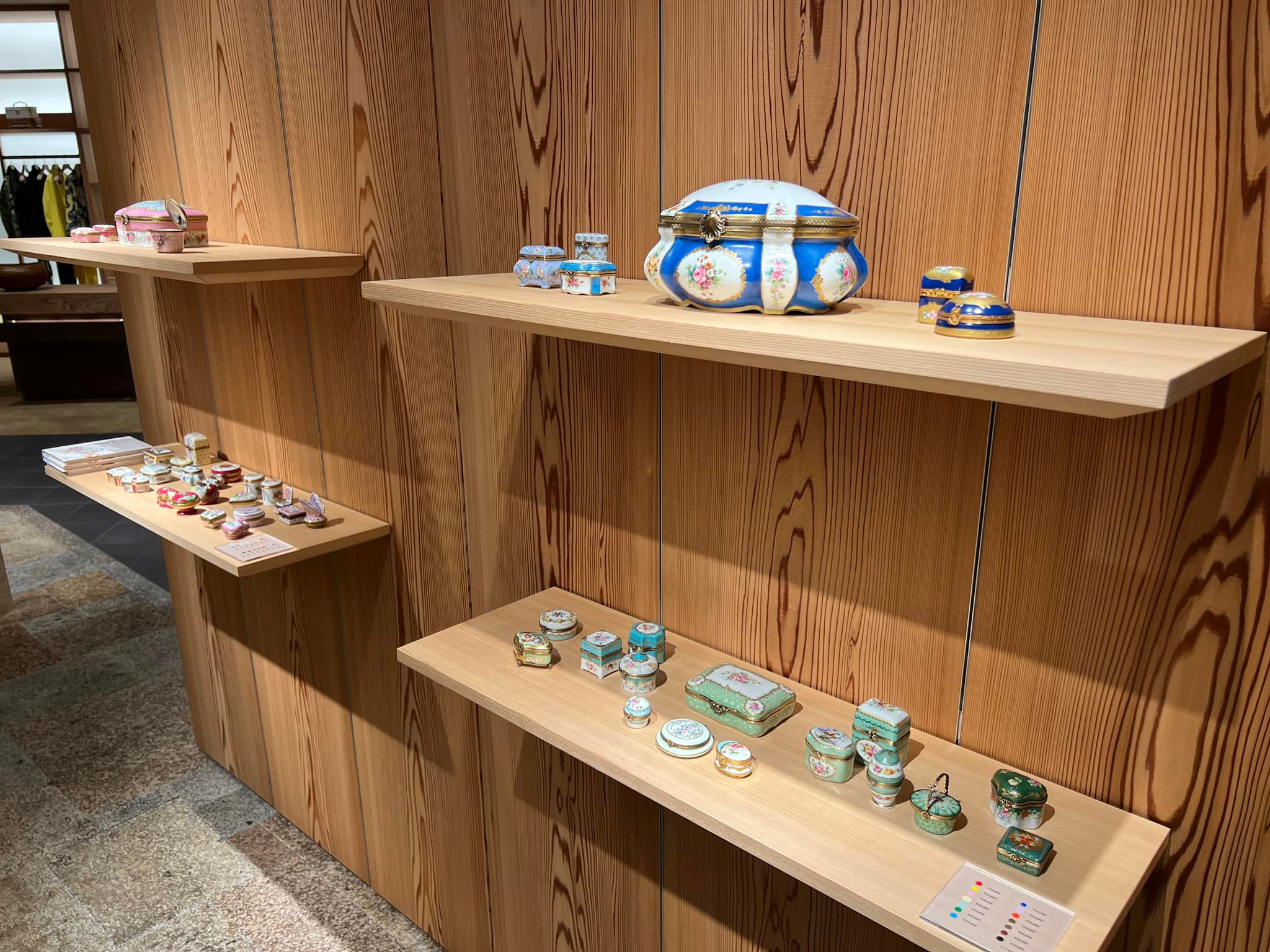 銀座和光本館地階で本日からリモージュボックス展が始まりました。 24