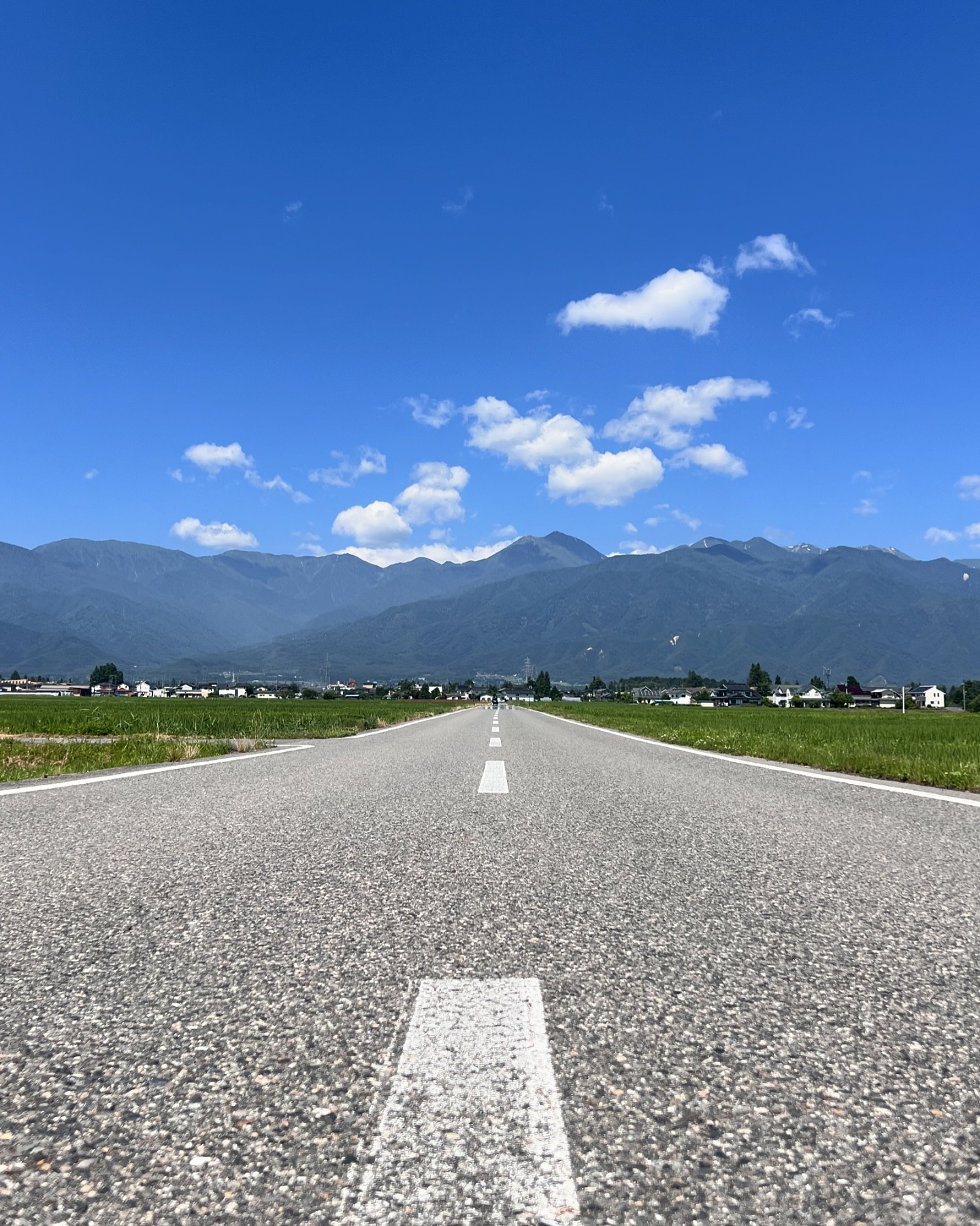 青空に覆われた安曇野 常念岳をはじめ、北アルプスの山並みがきれいに