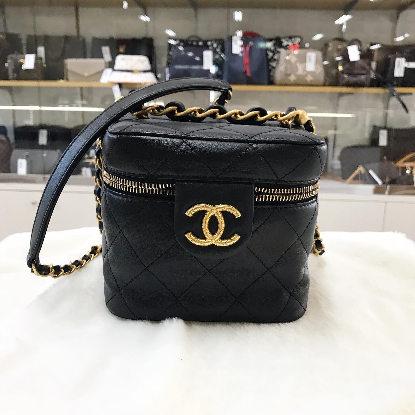 中古美品】黒のショルダーバッグ(チェーン) （≪人気≫【中古】美品 