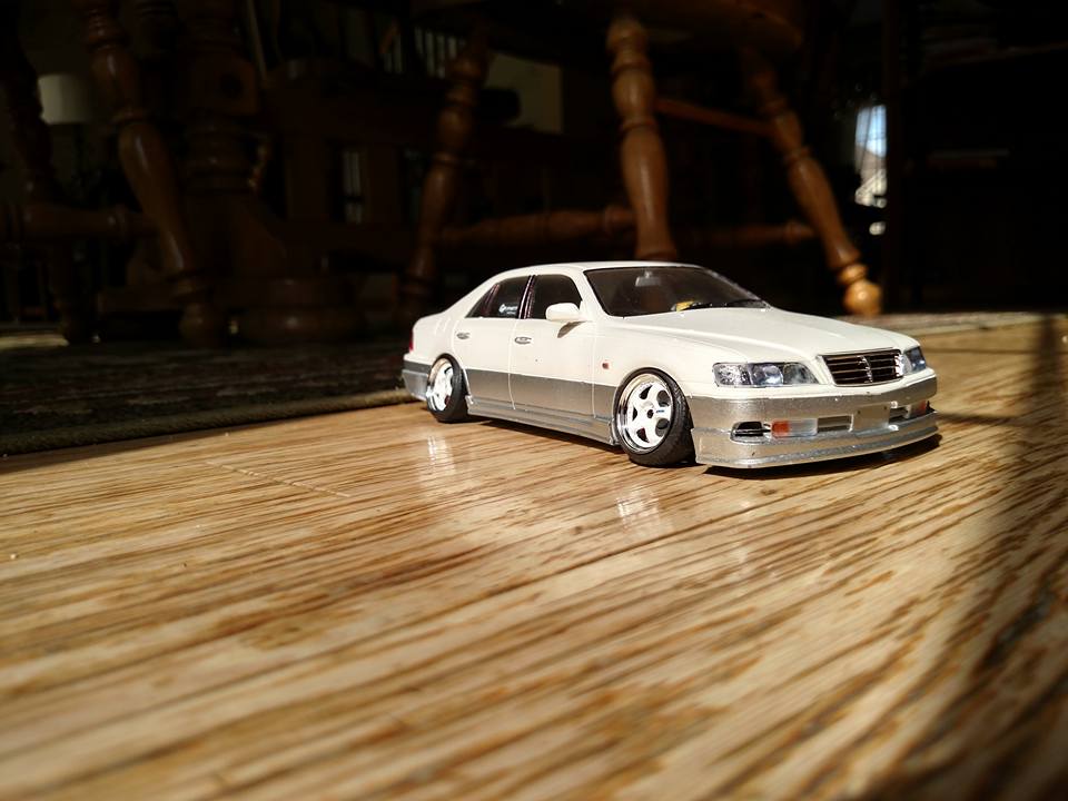 Custom 1/24 scale Aoshima Nissan Y33 Cima in VIP style