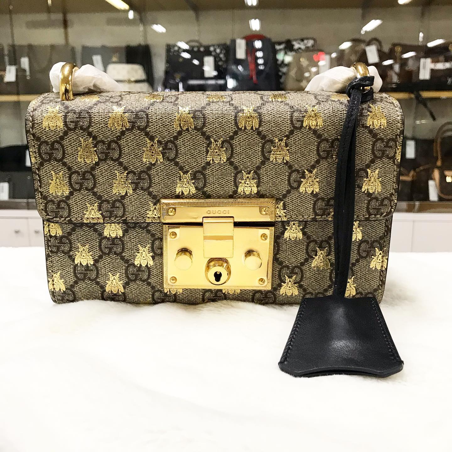 GUCCI GGスプリーム ビー パドロックスモールショルダー 型番:409487 